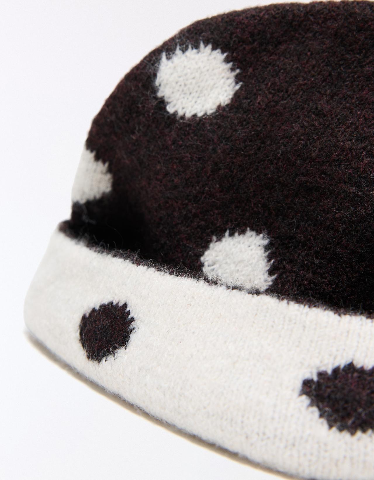 Polka dot knit beanie — Brown