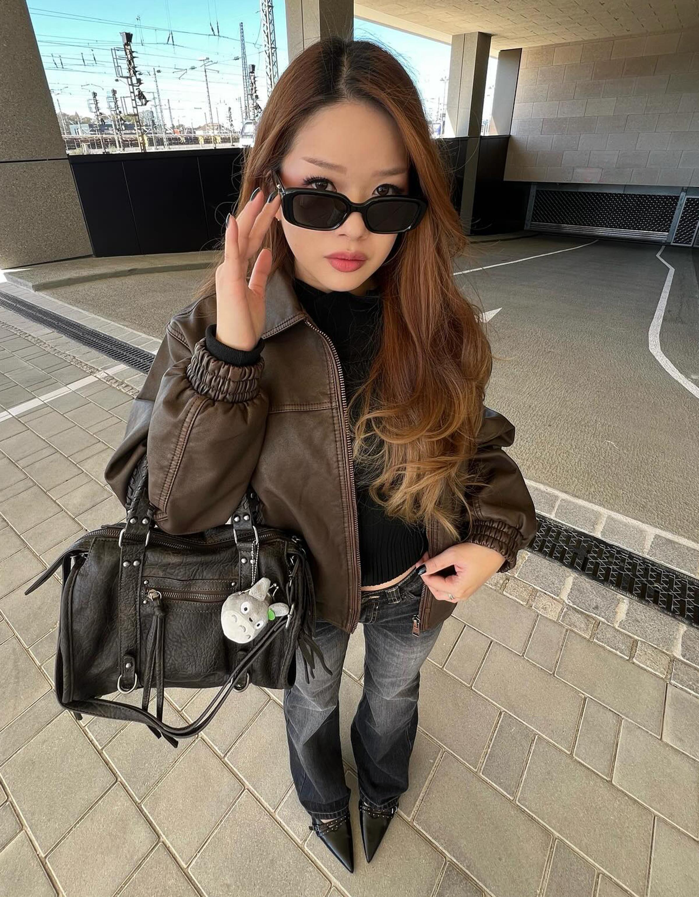 Bershka Bowling-Tasche In Verschlissener Optik Mit Bändern Damen Schwarz
