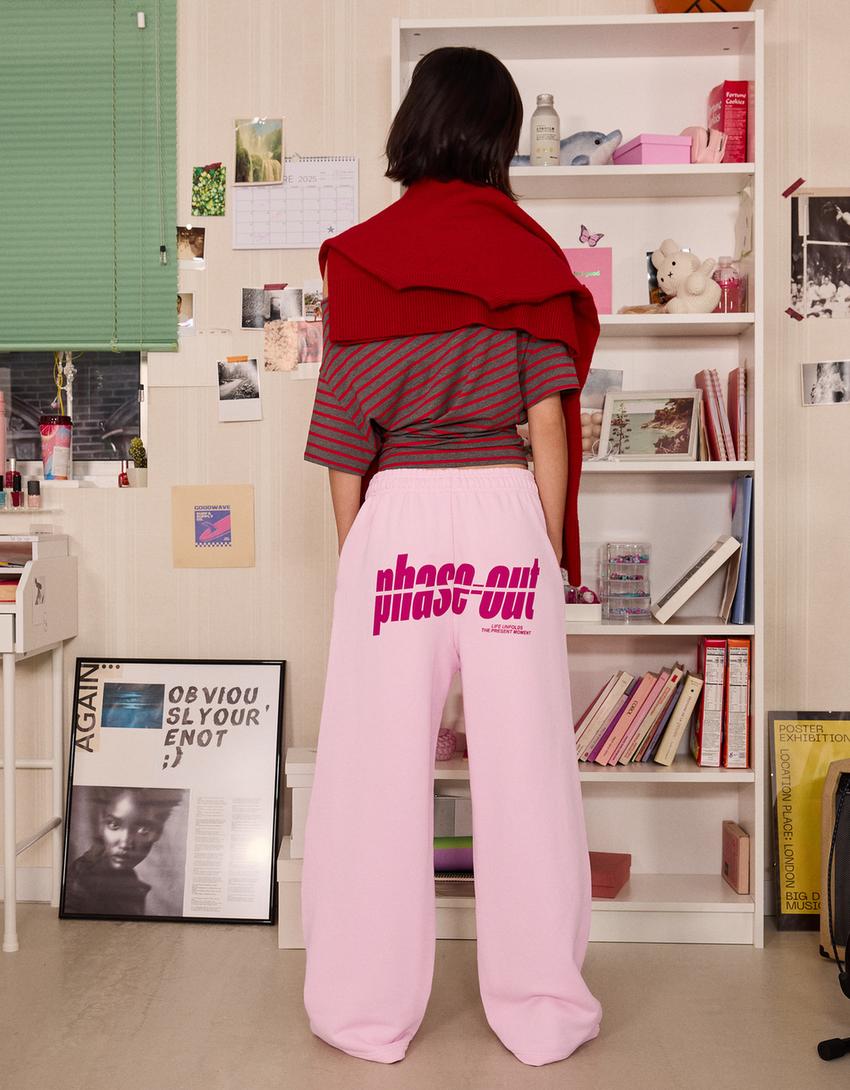 Teplákové kalhoty s potiskem a širokými nohavicemi-Růžová