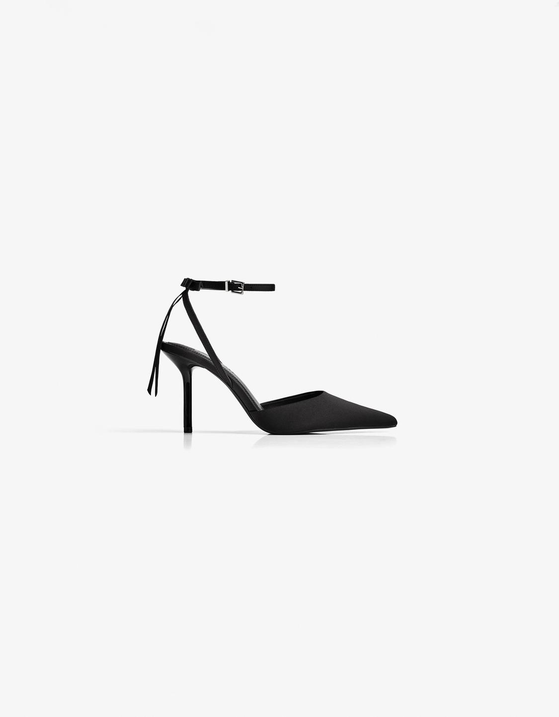 High-heel shoes with bow