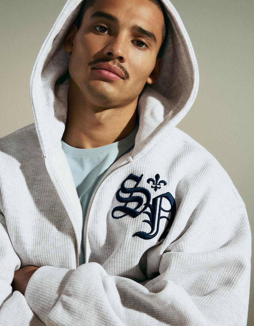 İşlemeli gofre kumaş kapüşonlu sweatshirt-Gri