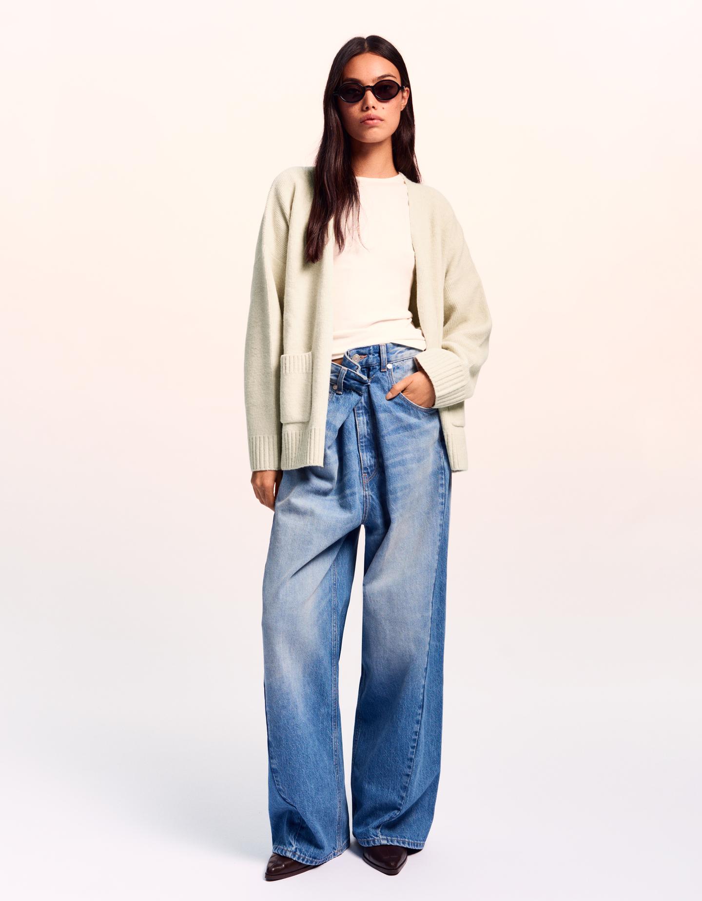 Bershka kardigan z dekoltem w serek piaskowy