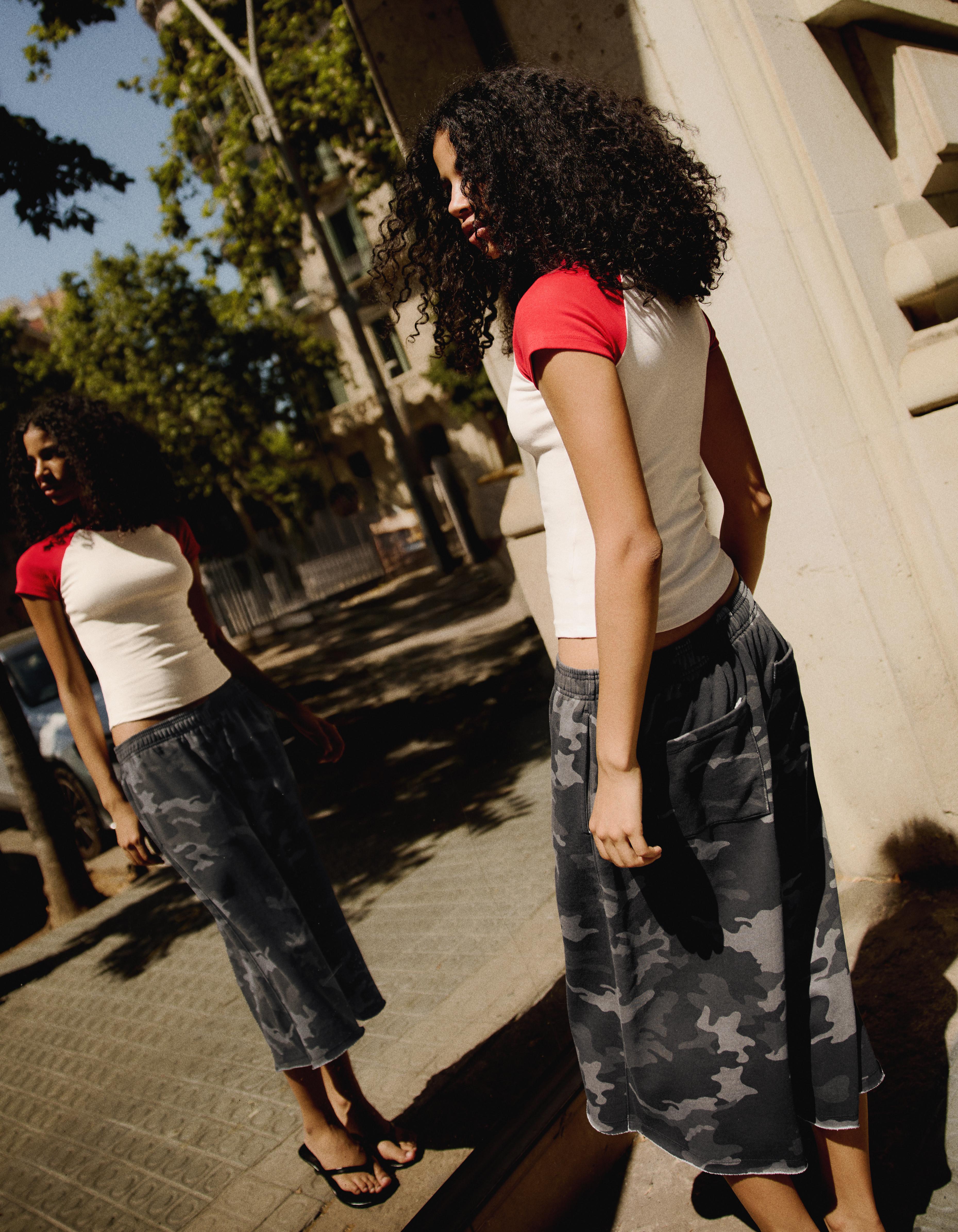 Long plush Bermuda shorts with print — Dark grey