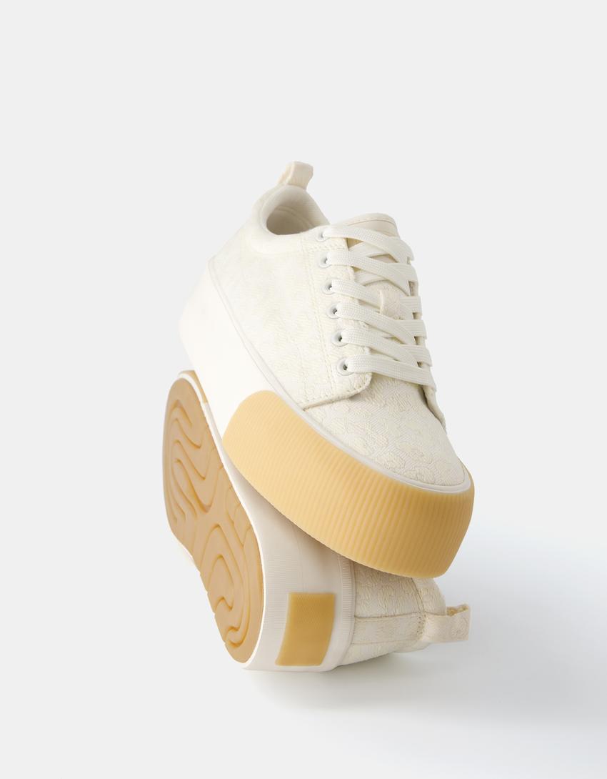 حذاء رياضي بنعل عال وتفصيل بروكيد ومقدمة بلون كراميل-بيج فاتح