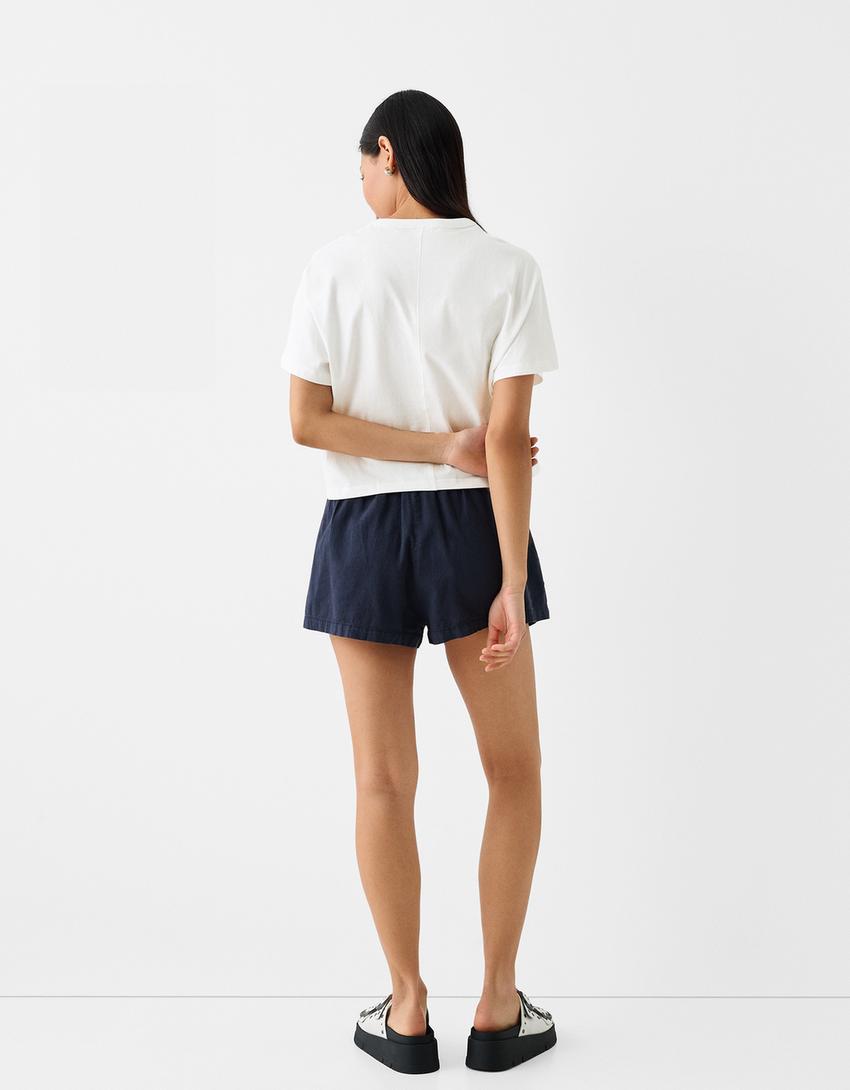 تيشرت قصير بأكمام قصيرة وطبعة-أبيض مطفي-1