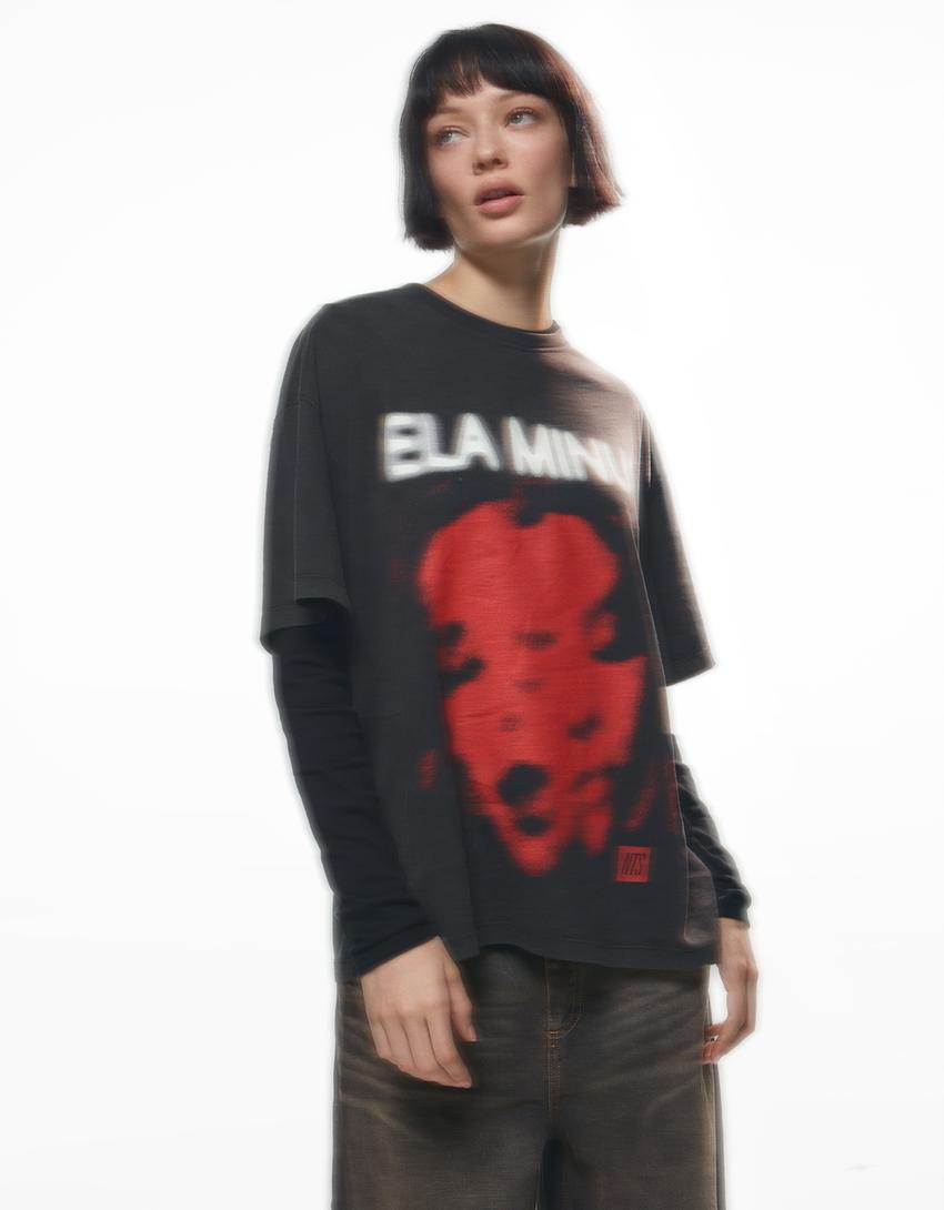 Camiseta Ela Minus glow in the dark manga curta oversize print-Gris