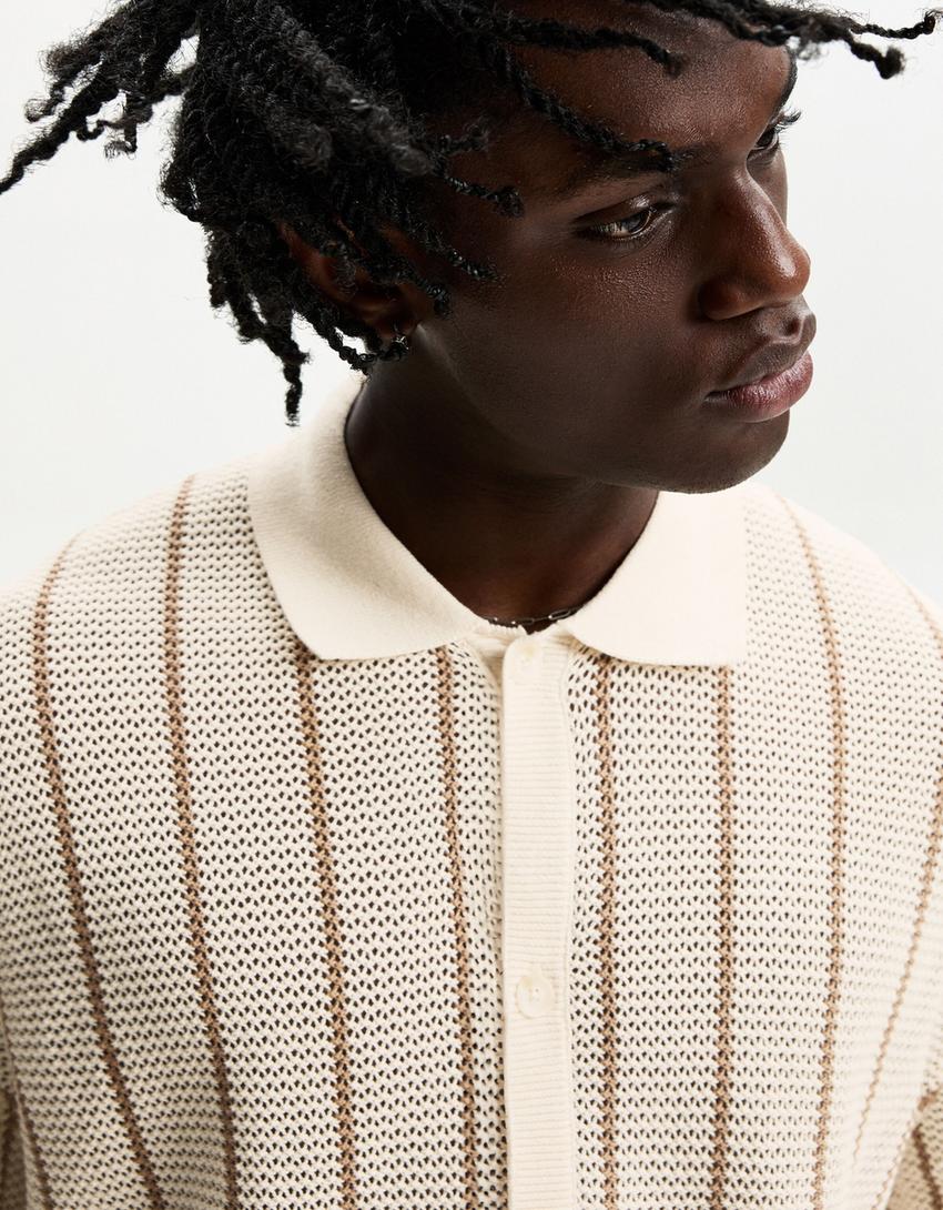 قميص مخطط بأكمام قصيرة وملمس بارز-رملي