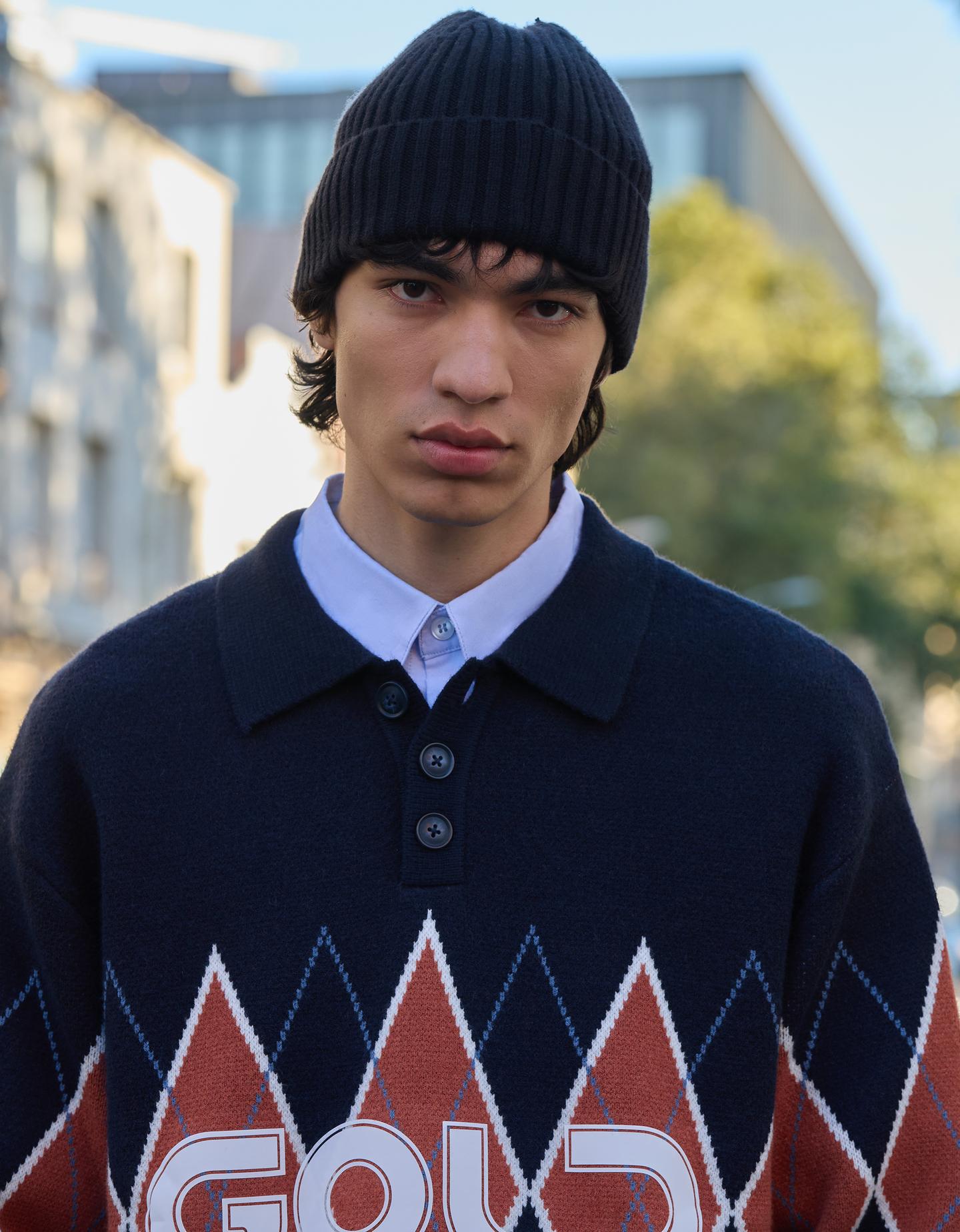 Bershka sweter z kołnierzykiem polo z nadrukiem granatowy