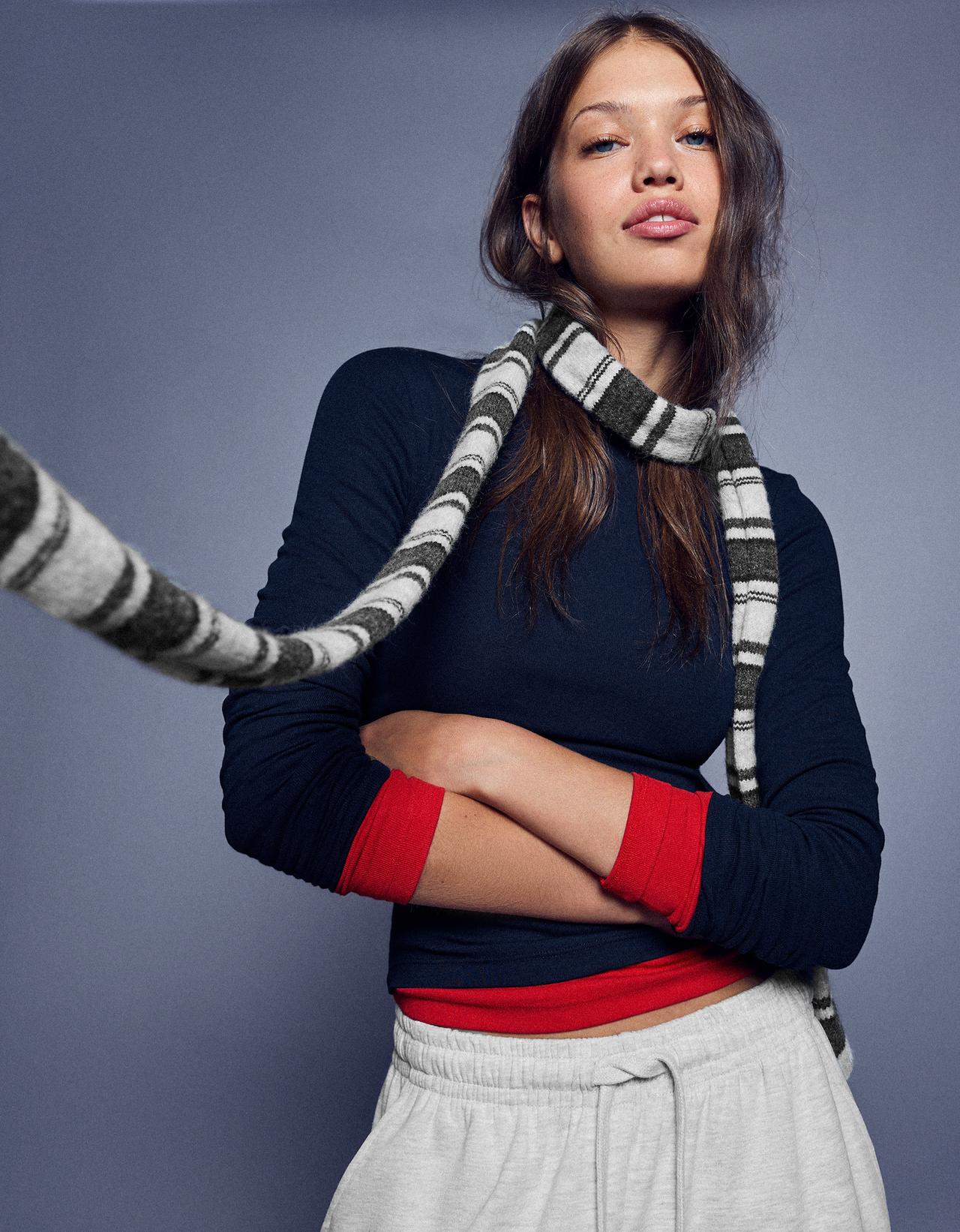 Fine stripe knit scarf — Grey