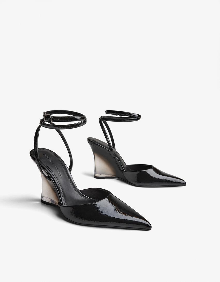 Sandaletit nilkkaremmillä ja kiilakorolla-Musta