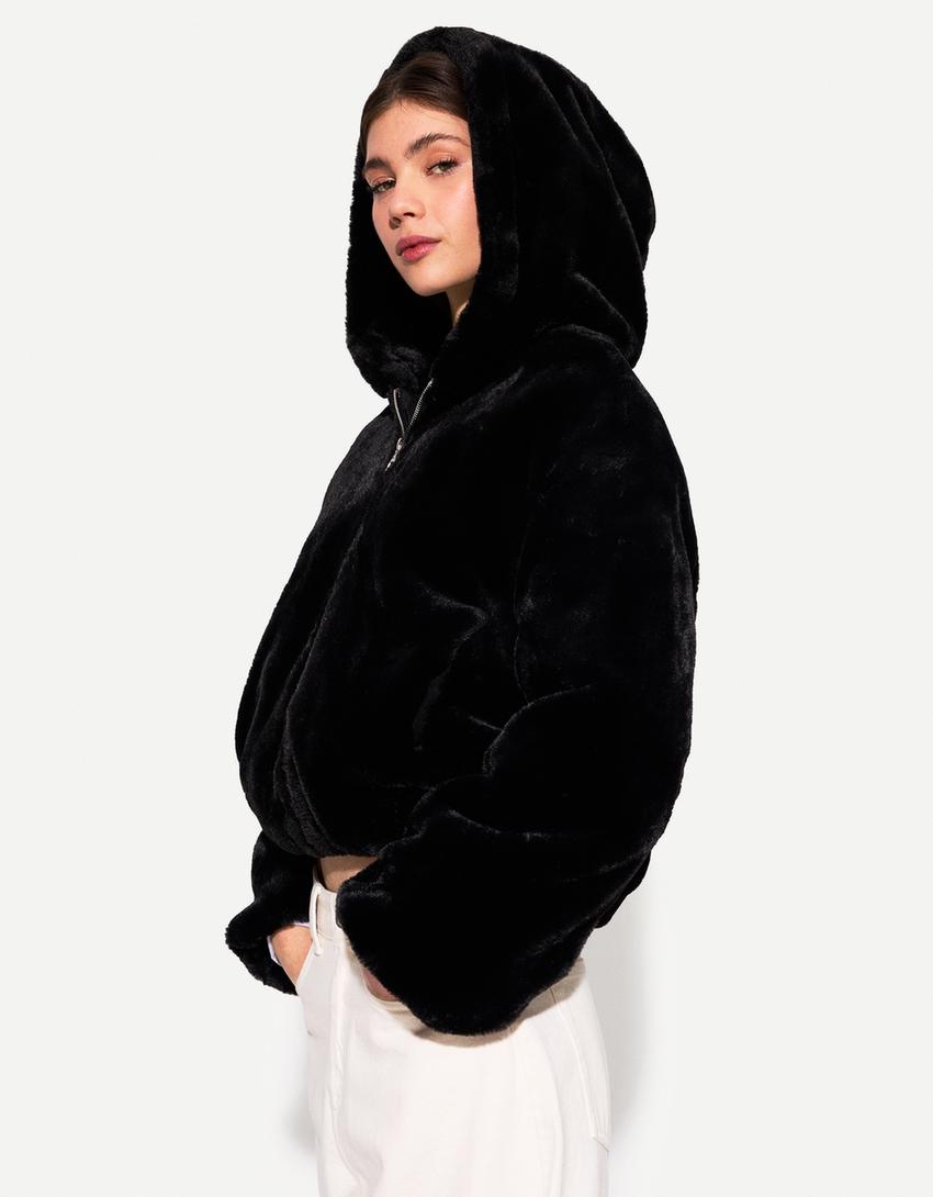 Cazadora capucha efecto pelo-Negro