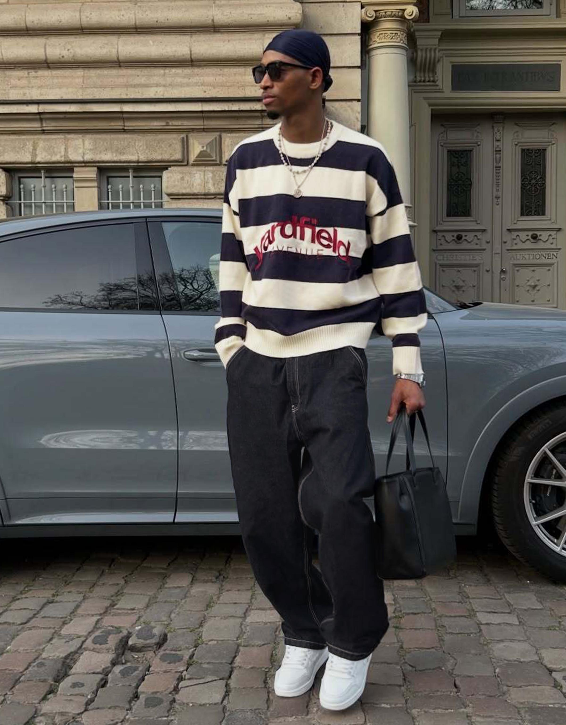 Pull Col Rond Rayé Brodé L Marine