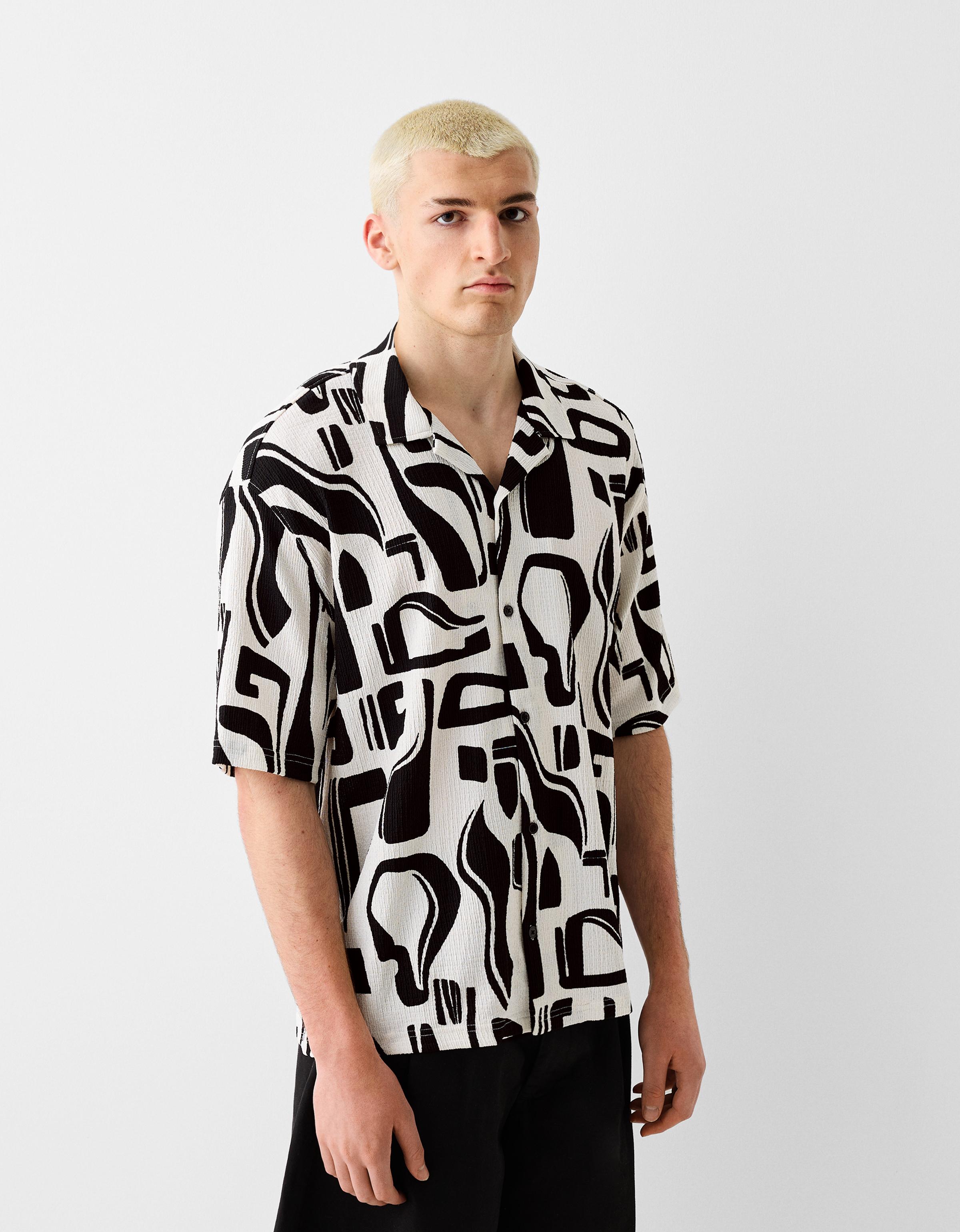 Camisa manga corta plisada print Hombre Bershka