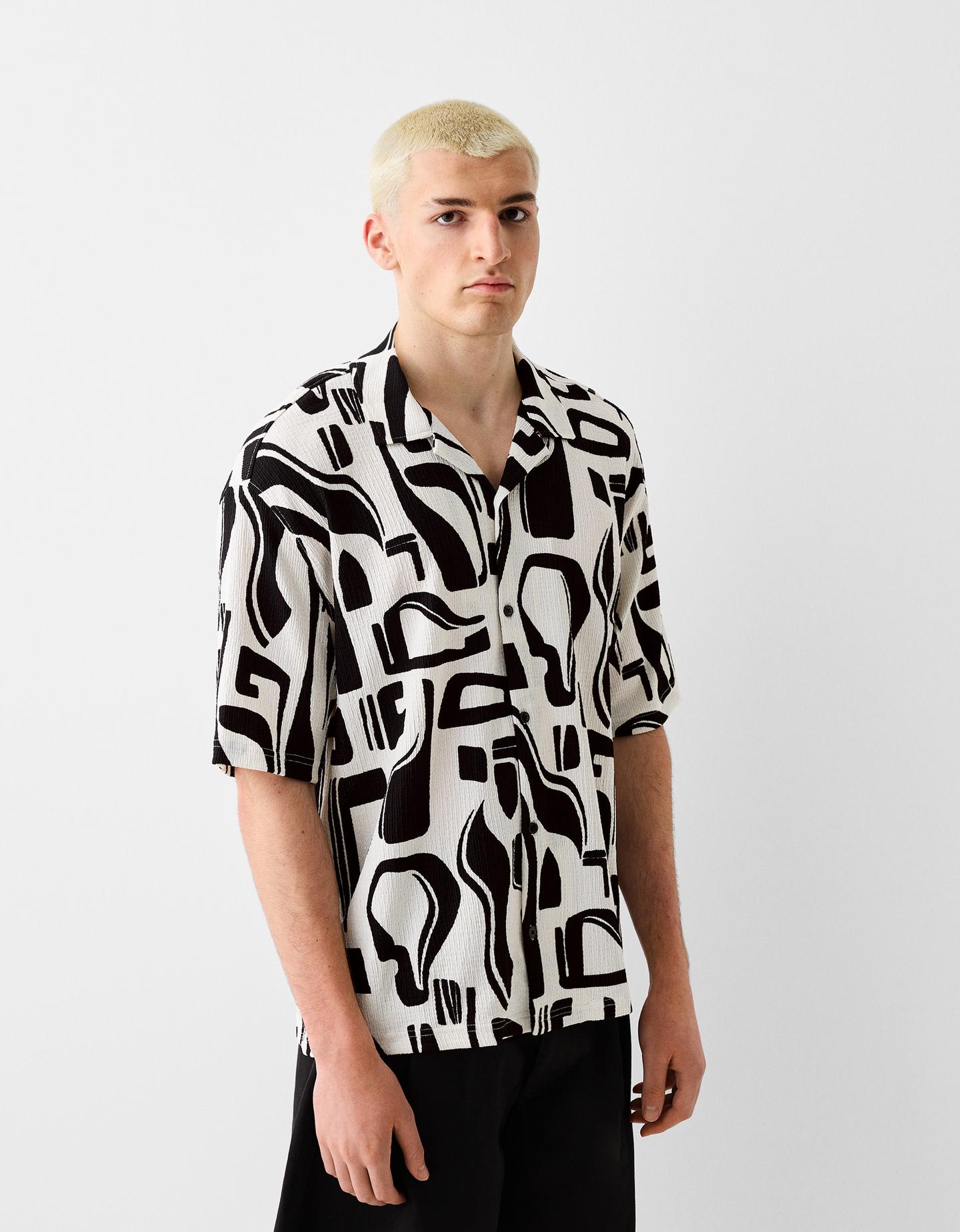 Bershka Camicia Maniche Corte Plissettata Stampa Uomo Xl Bianco / Nero