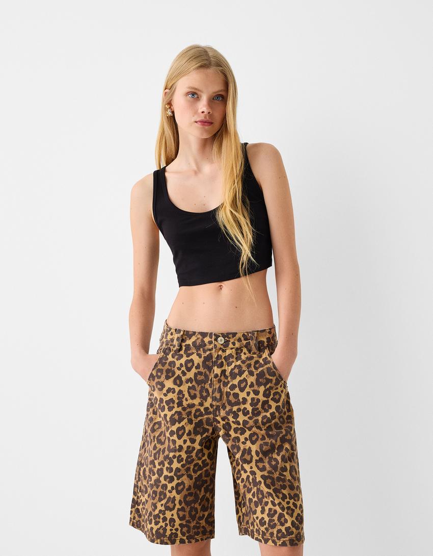 מכנסי ברמודה מבד טוויל עם הדפס חיה-קאמל-1