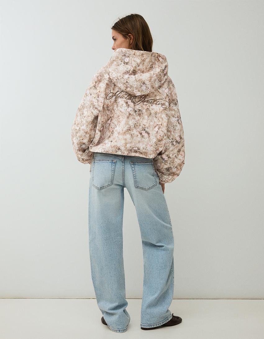 Wasserfeste und winddichte Jacke mit Kapuze und Print-Beige