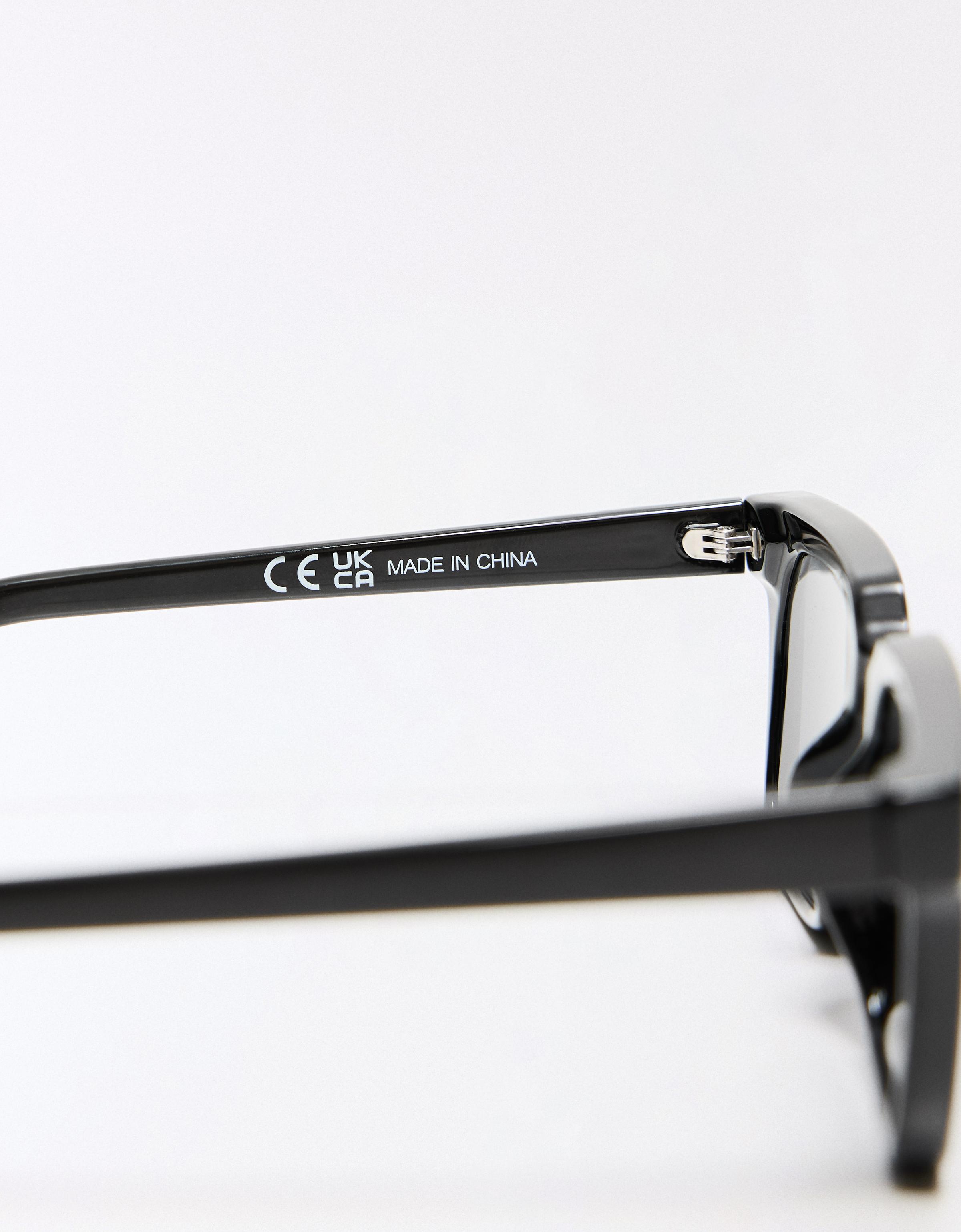 Plastic sunglasses — Black