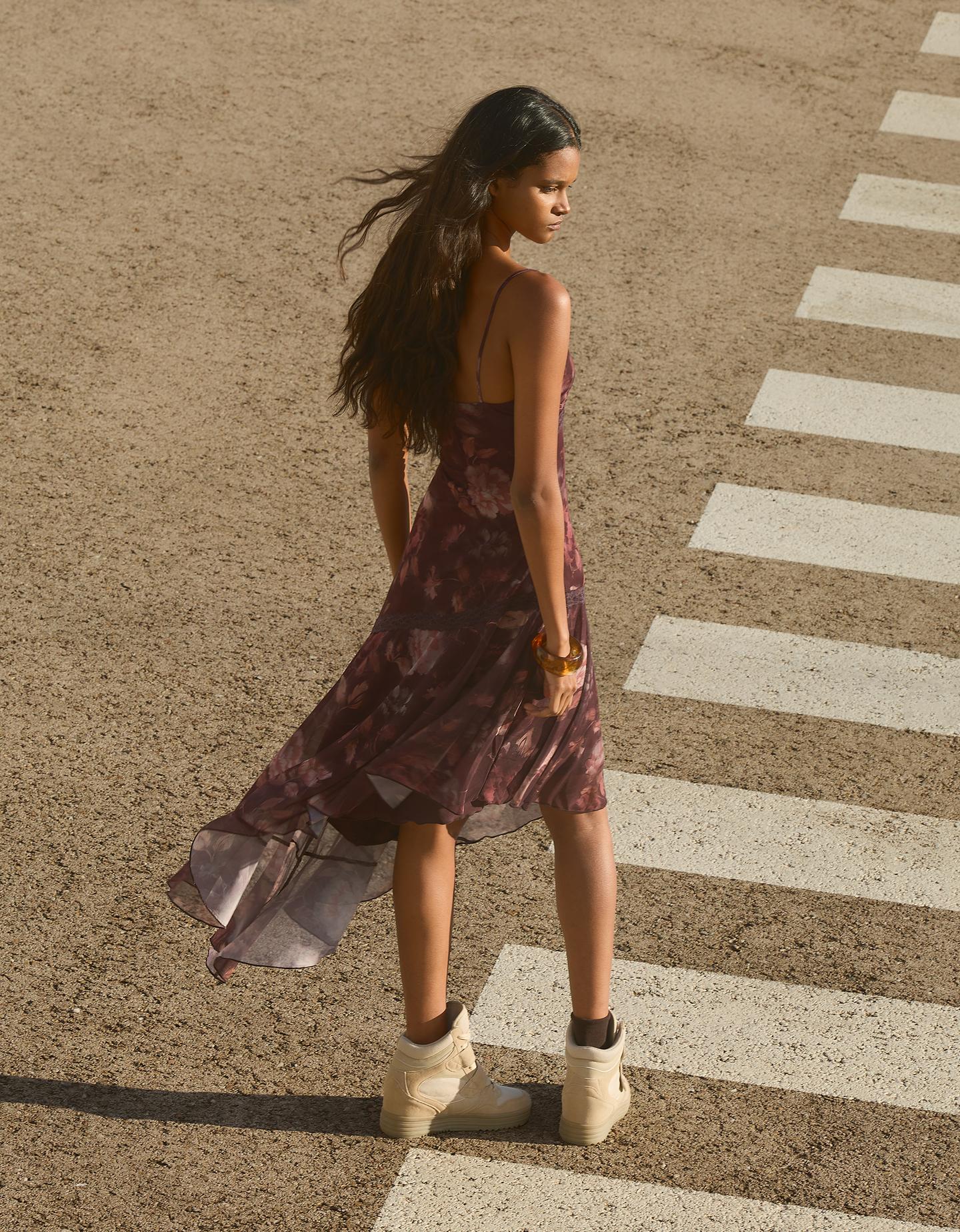 Bershka wzorzysta sukienka średniej długości na ramiączkach z koronką rubinowy