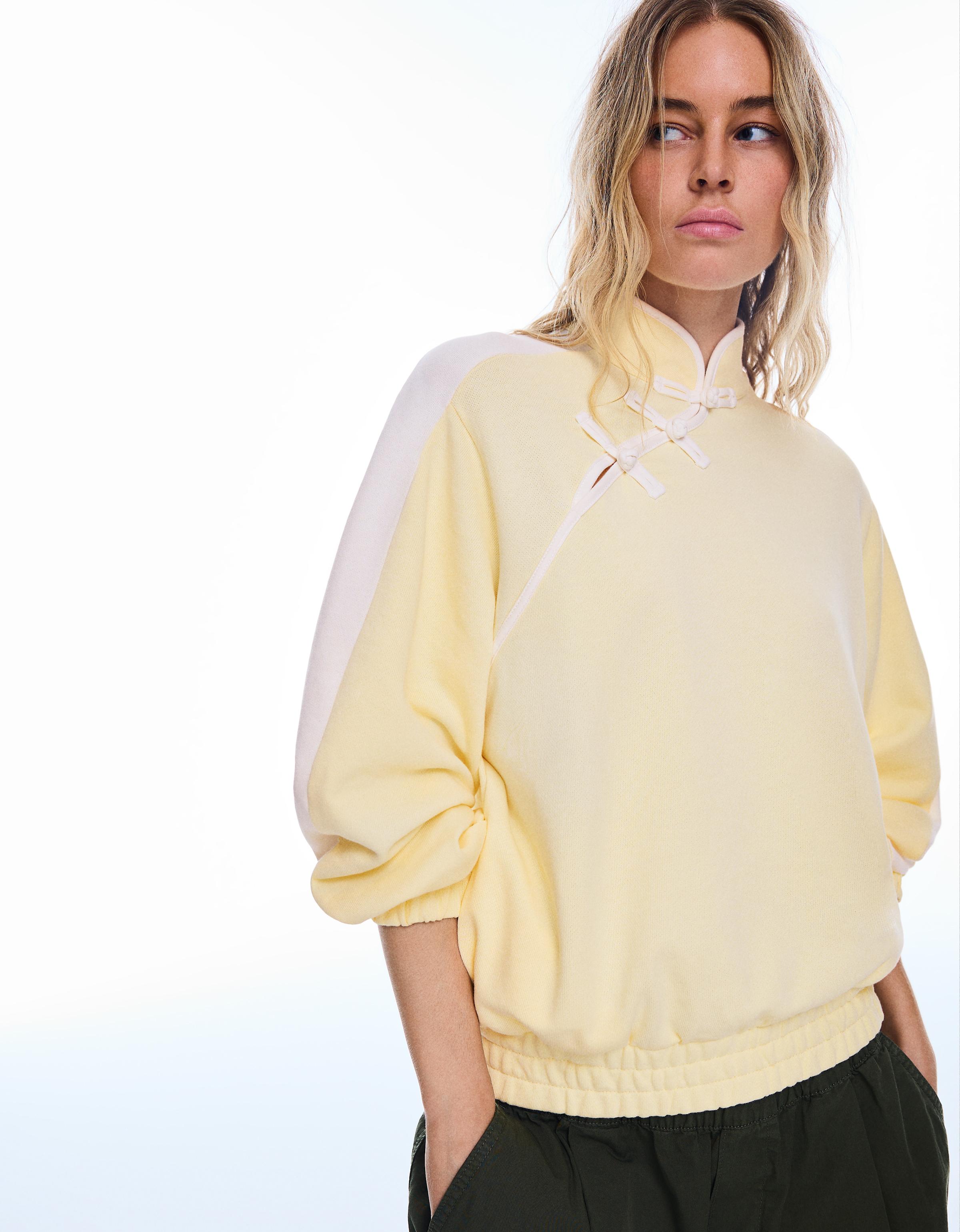 Long sleeve stand collar sweatshirt with clasps — Yellow