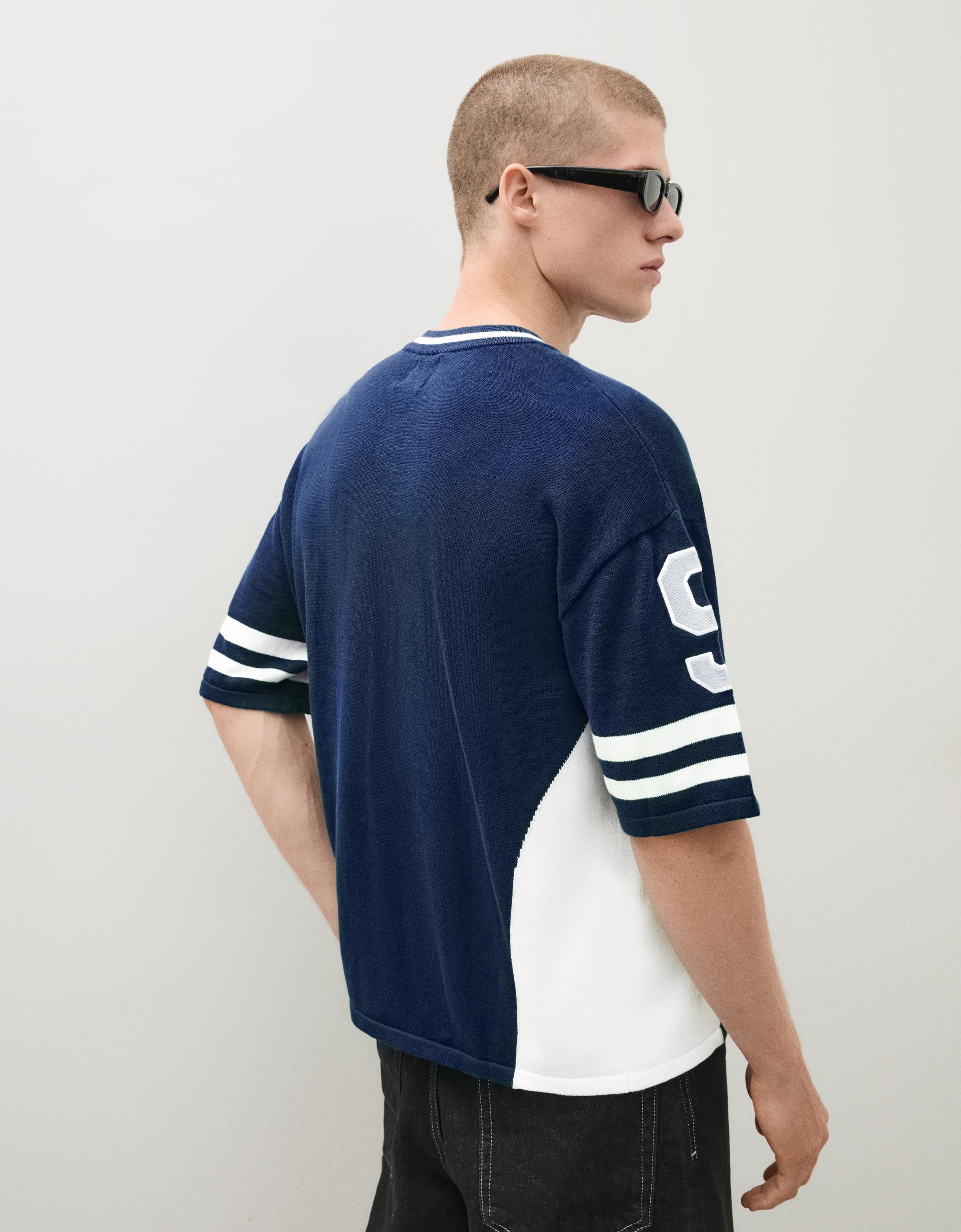 Printed V-neck T-shirt — Navy