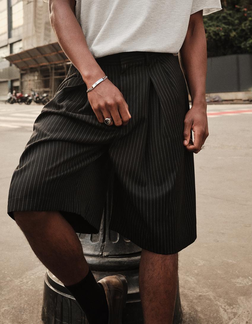 Weite Bermudashorts mit Bundfalten und Nadelstreifen-Schwarz