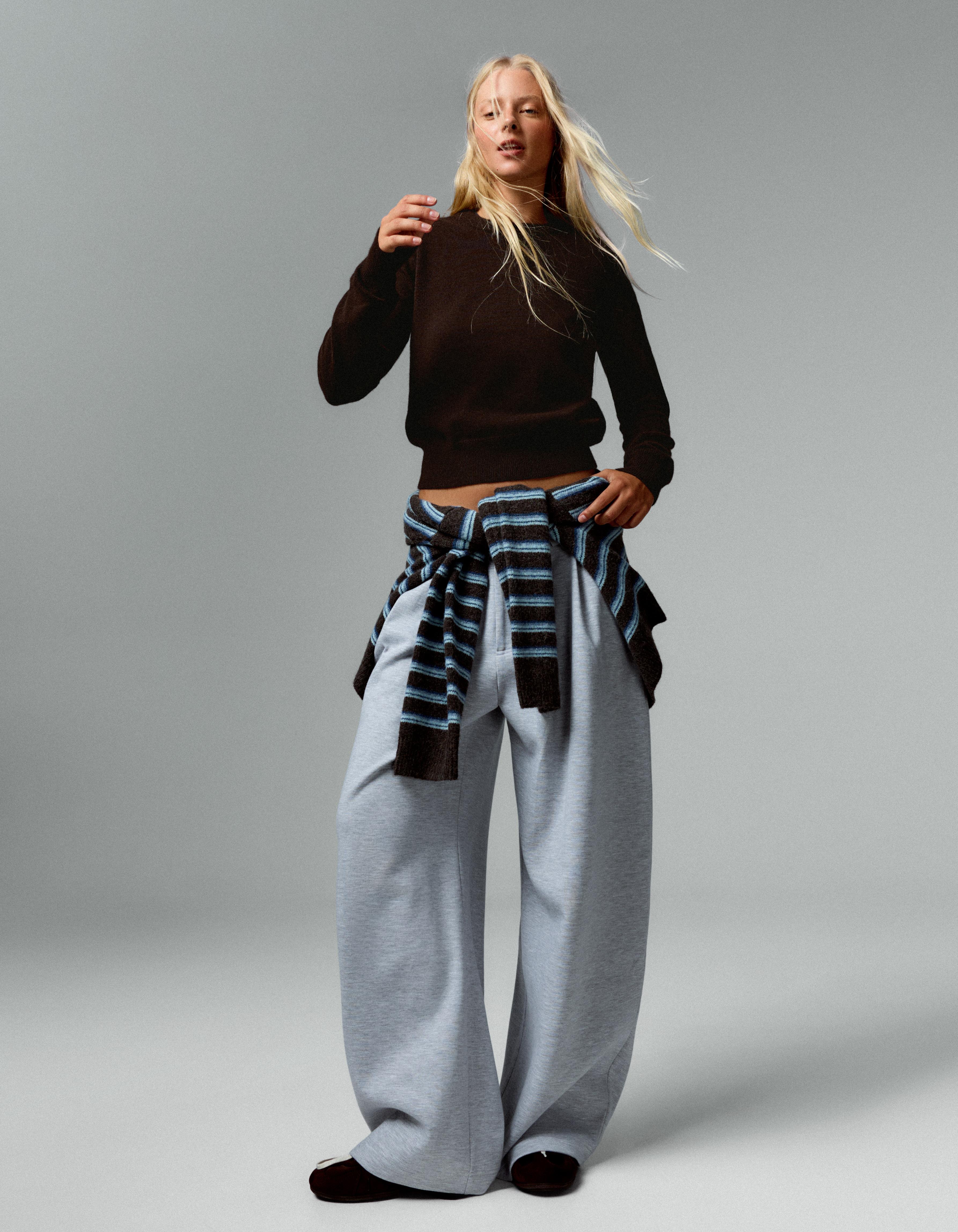 Bershka Sweter Z Okrągłym Dekoltem Kobieta Brązowy