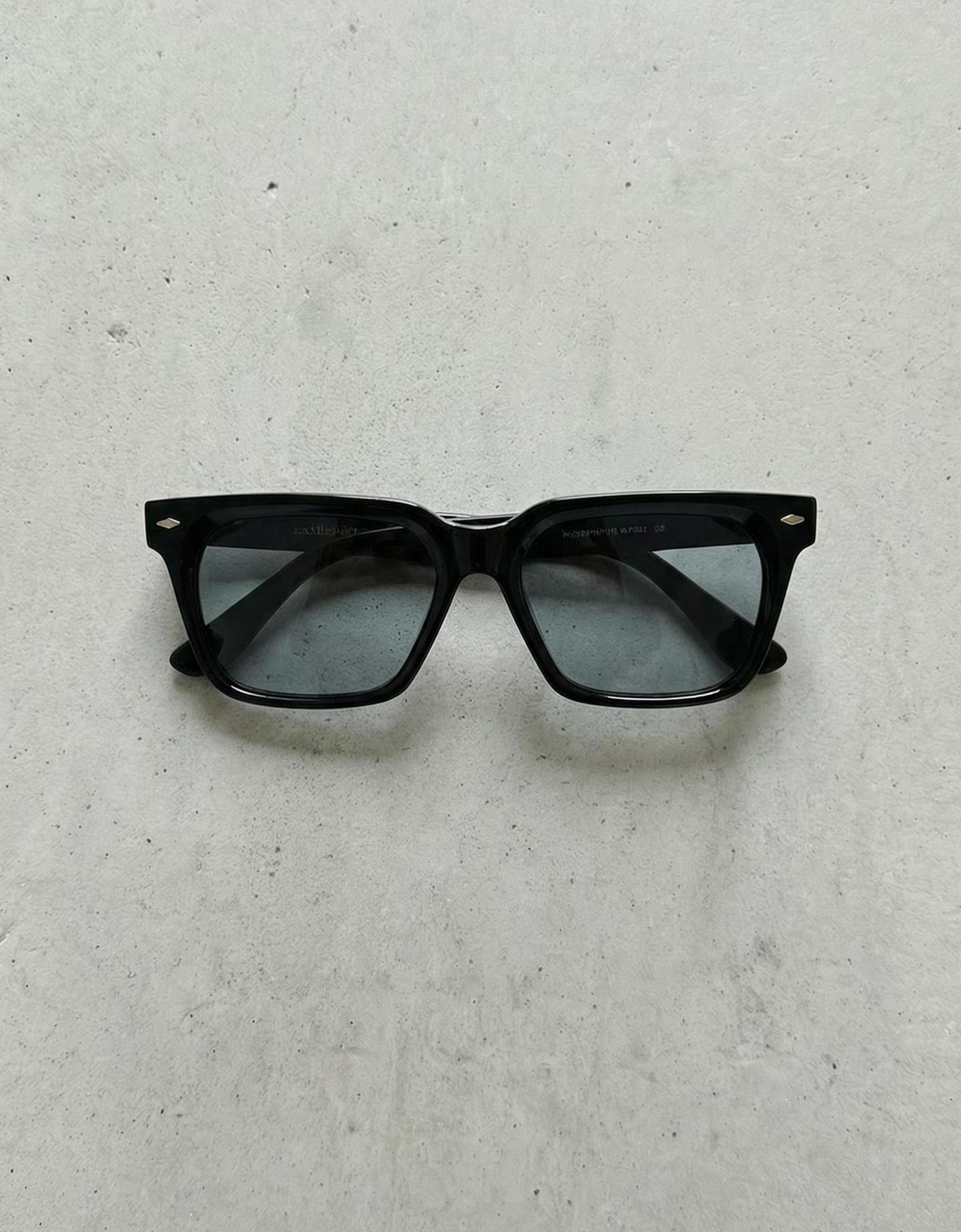 Plastic sunglasses — Black