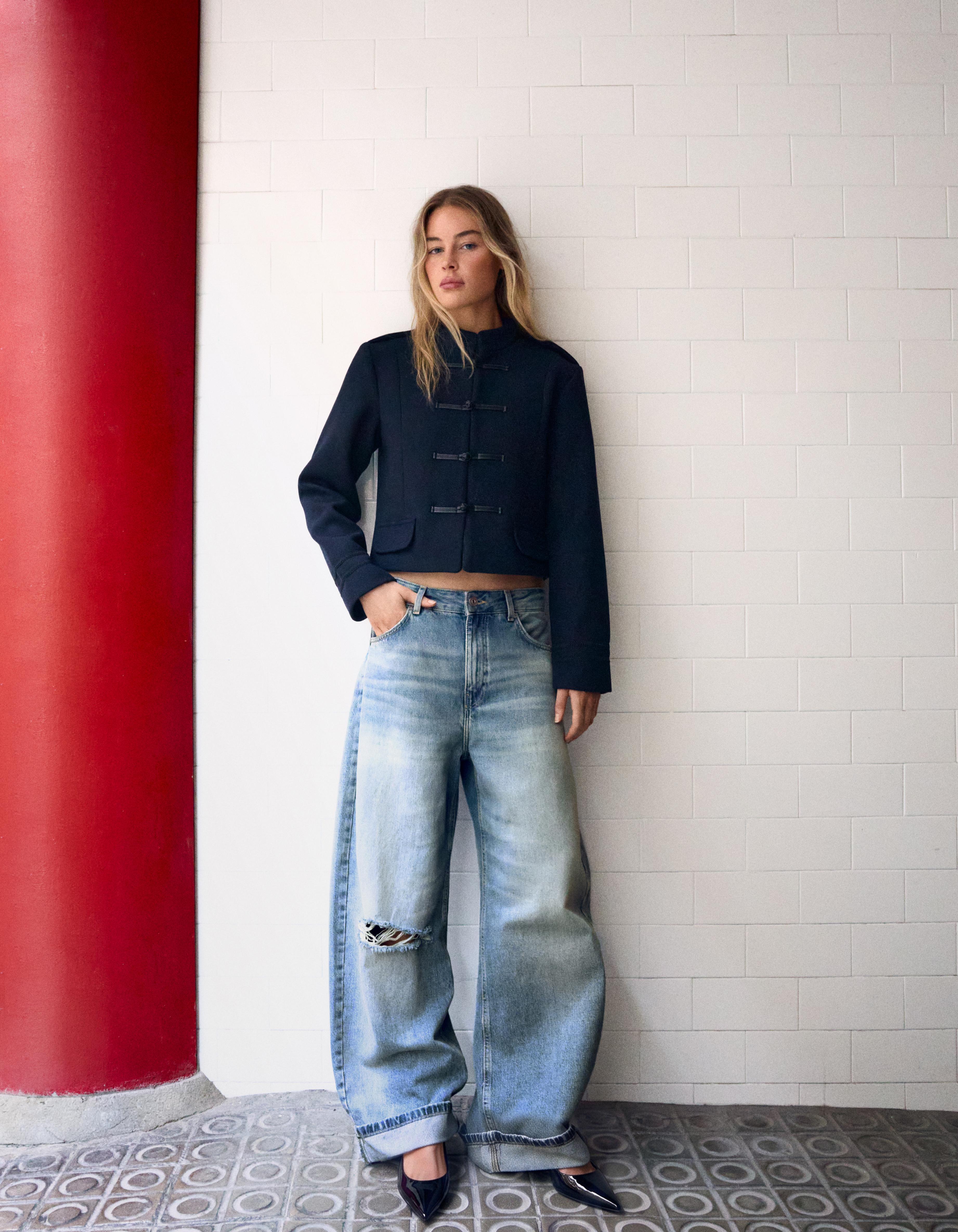 Ripped balloon fit jeans with back buckle — Light blue