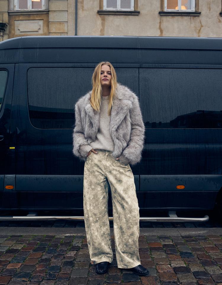 Printed barrel-leg trousers