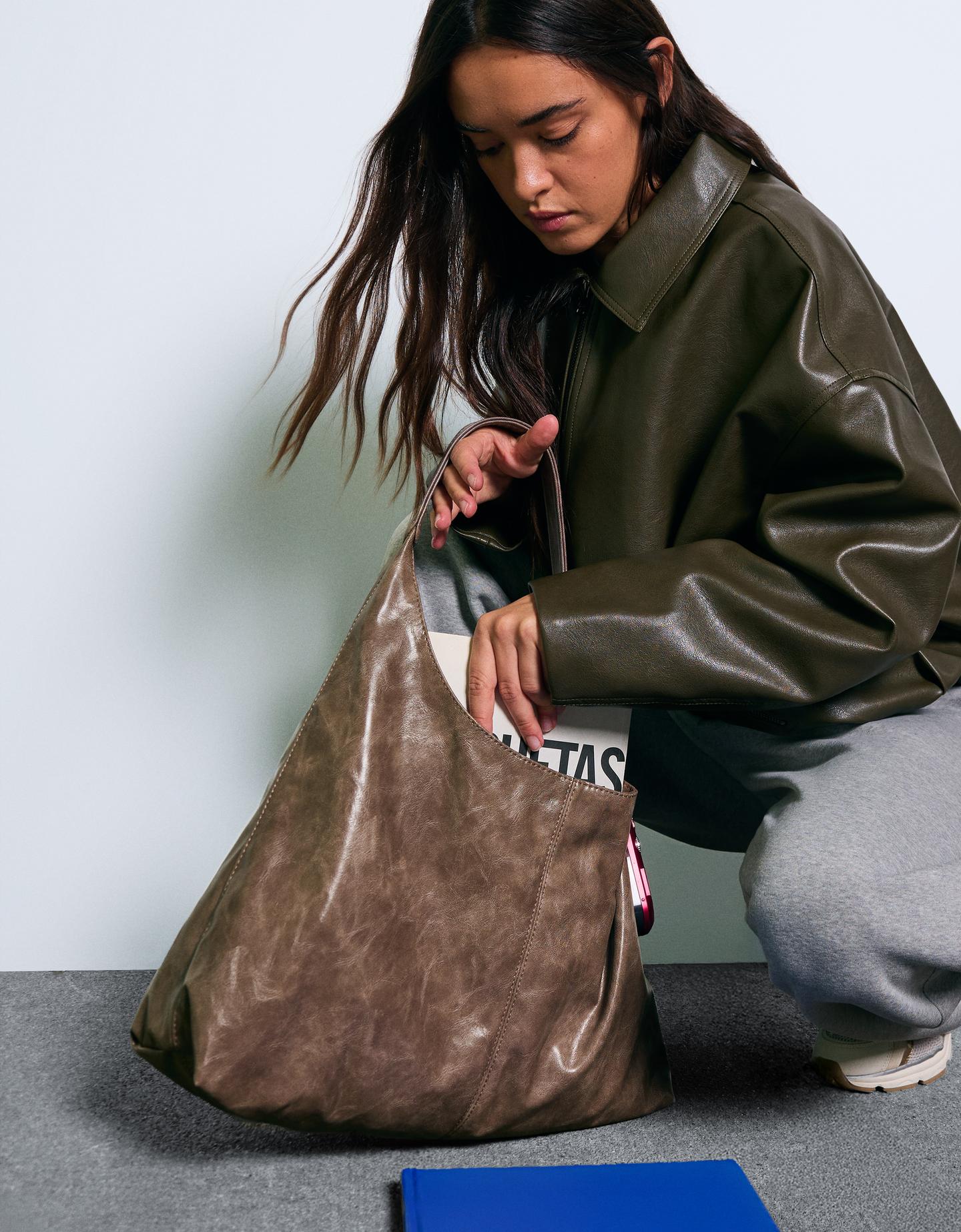 Bershka torebka z efektem lakieru ciemnobeżowy