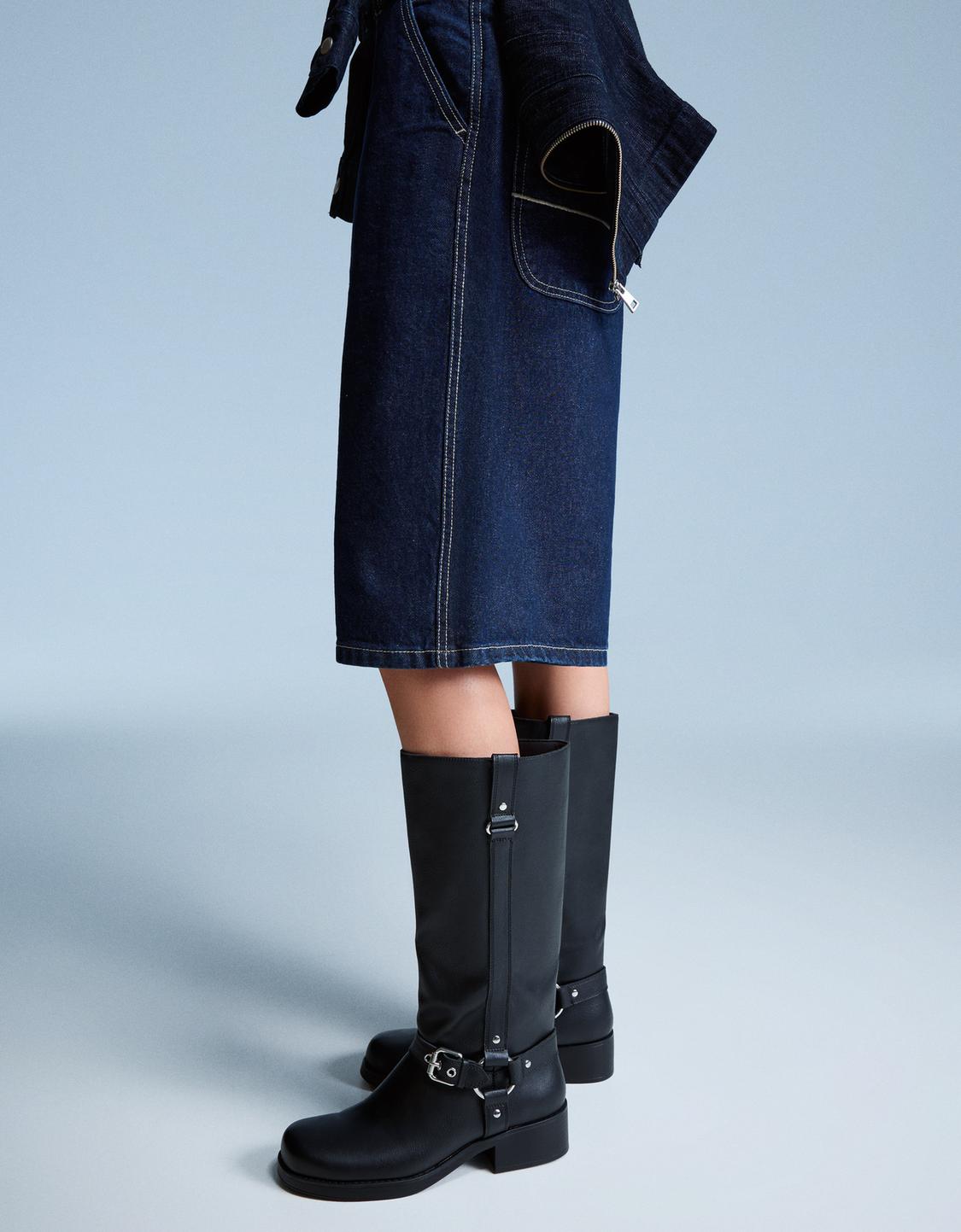 Flat biker boots