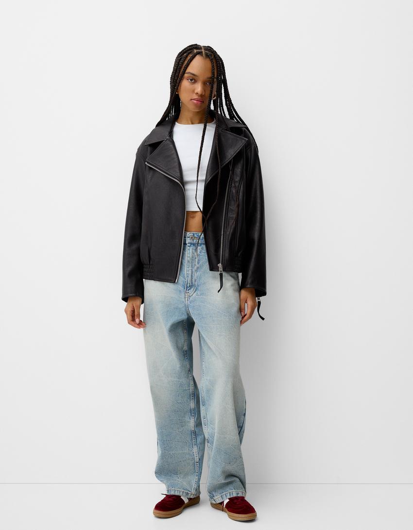 جاكيت جلد صناعي بشعار بارز-أسود-3