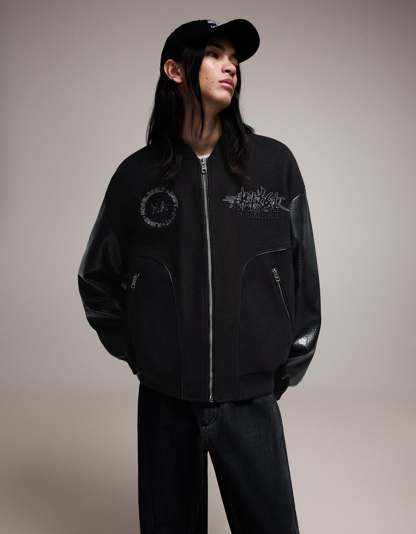 Bershka kurtka flauszowa z rękawami ze sztucznej skóry czarny