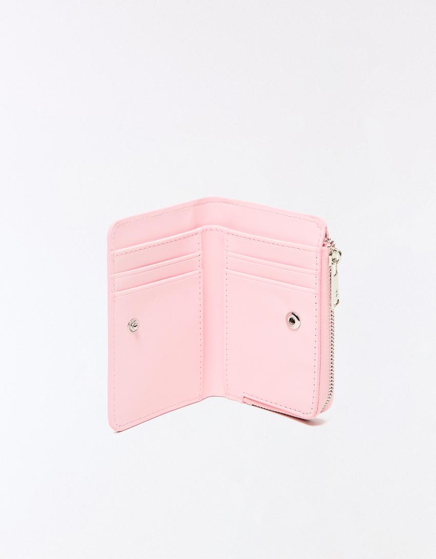 Geldbeutel in Lackoptik mit Prägung im Animalprint-Rosa