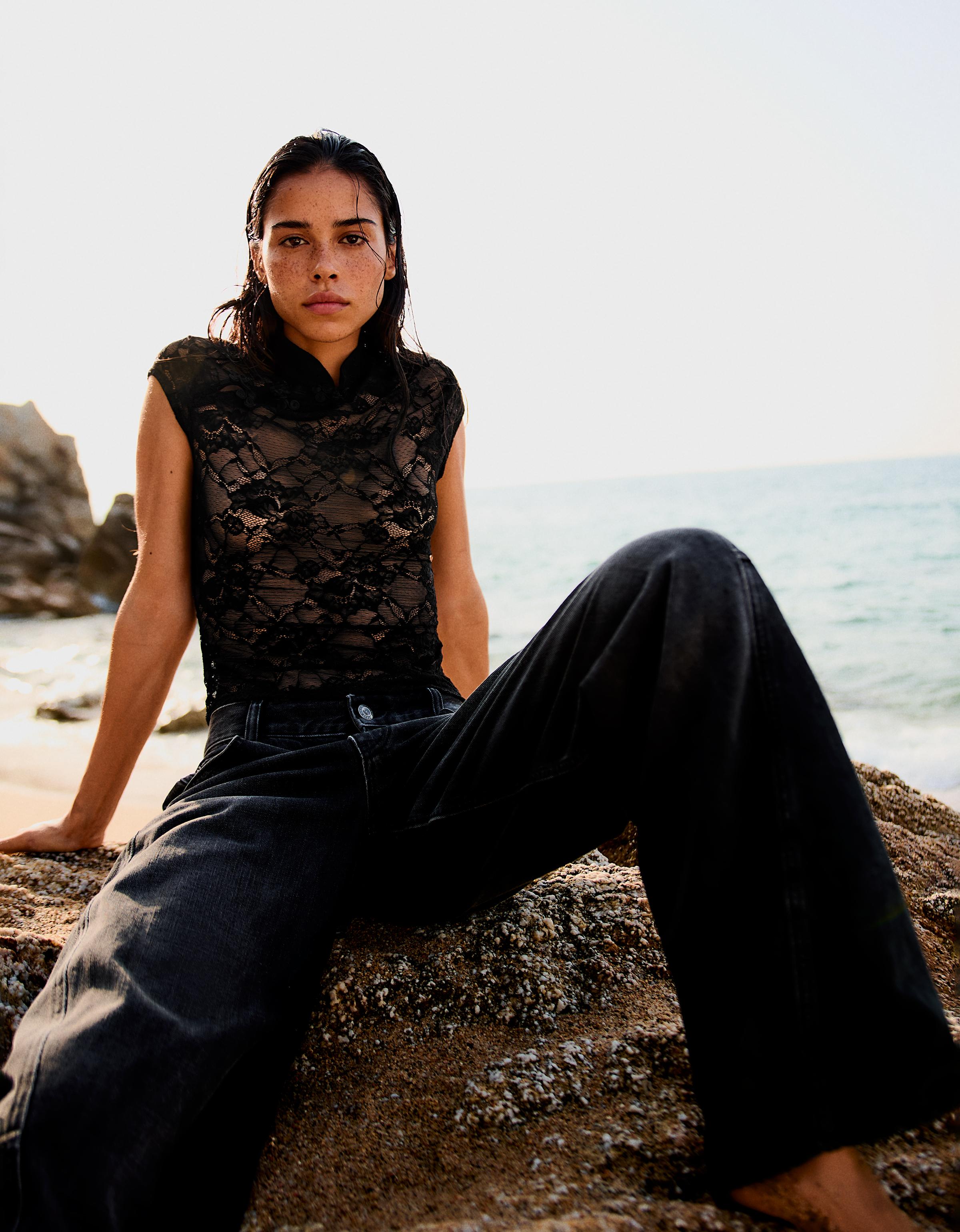 Lace top with clasp — Black