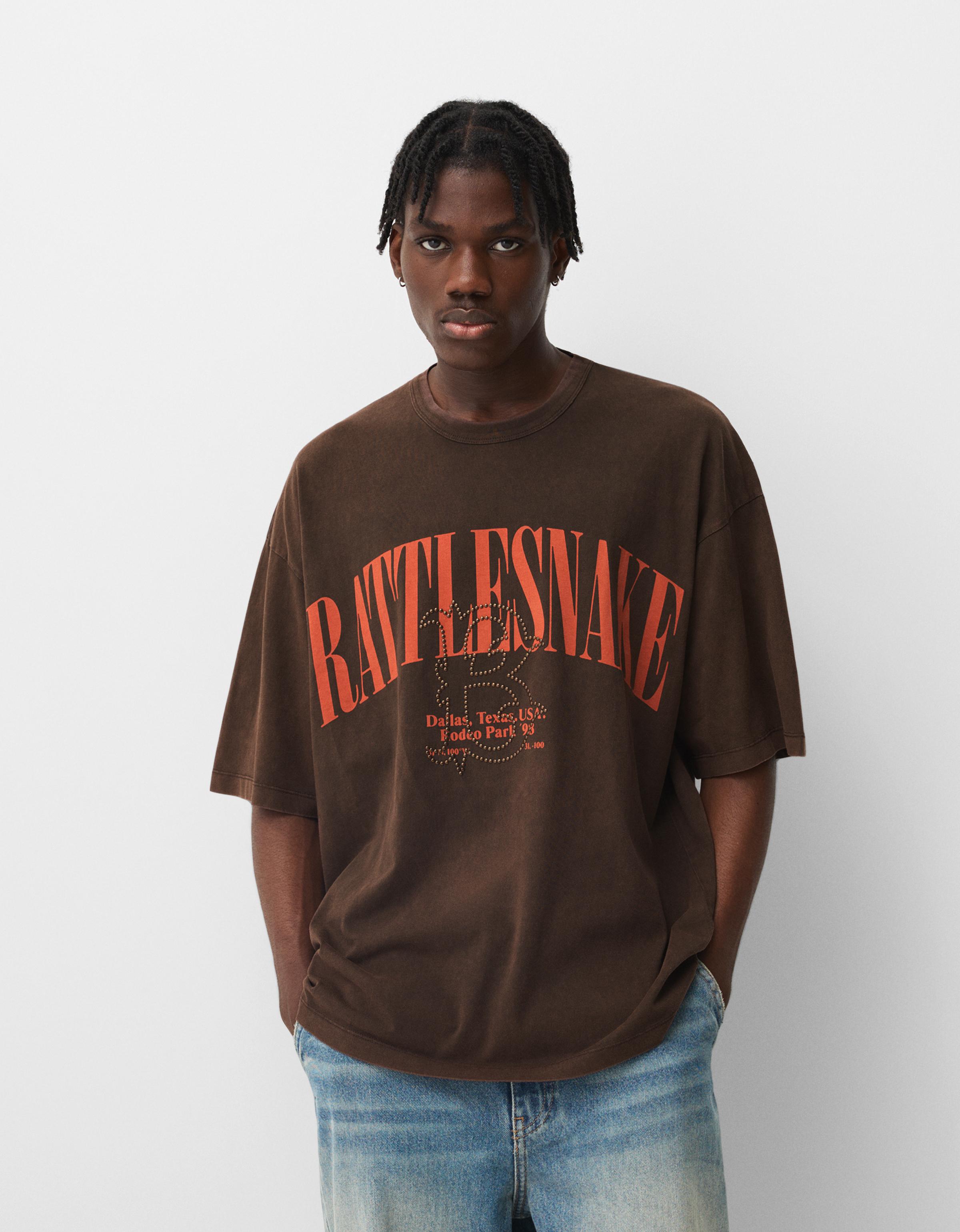 Bershka Oversize-T-Shirt Im Washed-Look Mit Kurzen Ärmeln Und Nieten Herren S Braun