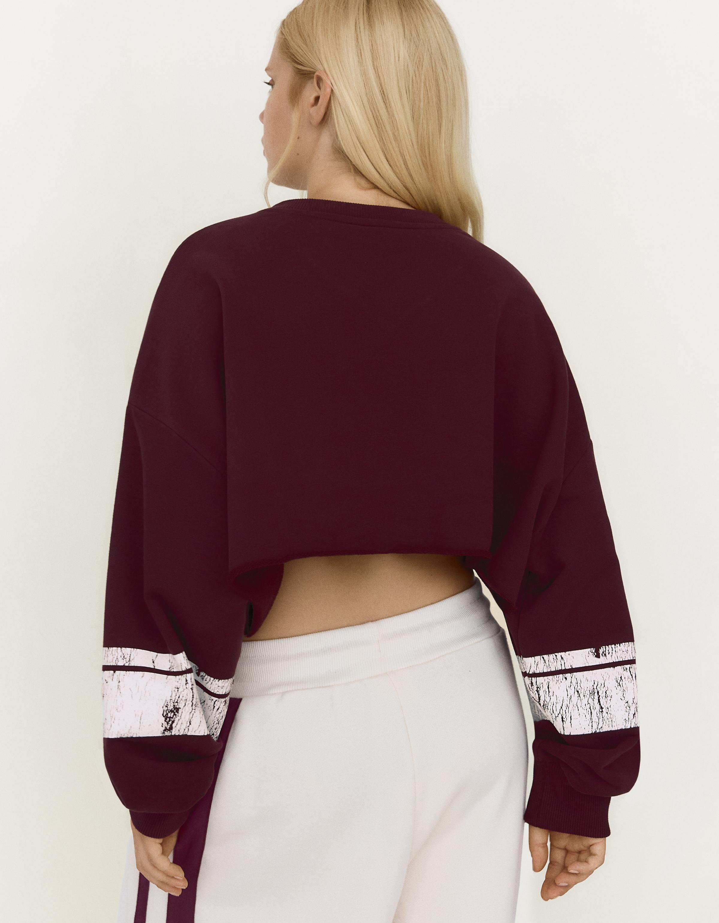 Cropped round neck print sweatshirt — Burgundy