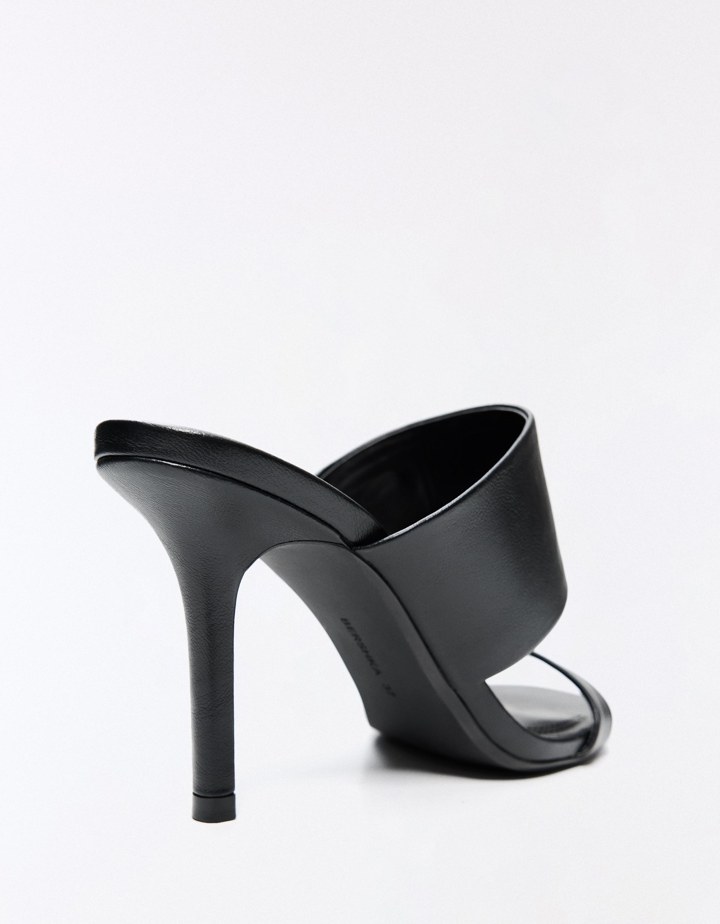 MULE HEELED SANDALS — BLACK