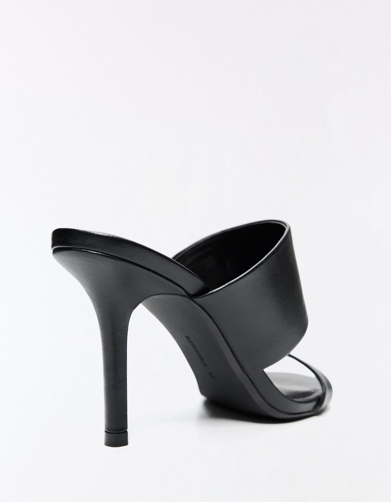MULE HEELED SANDALS — BLACK