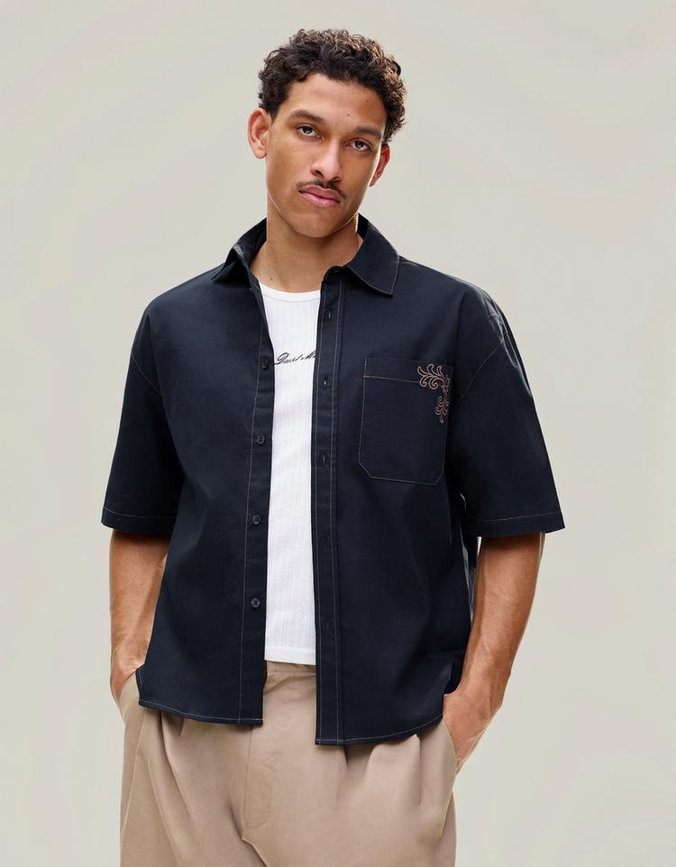 Kısa kollu oversize nakışlı gömlek