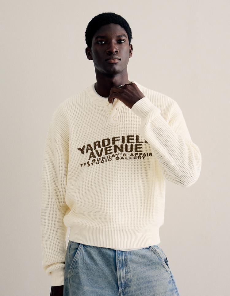 Baskılı düğmeli yaka süveter