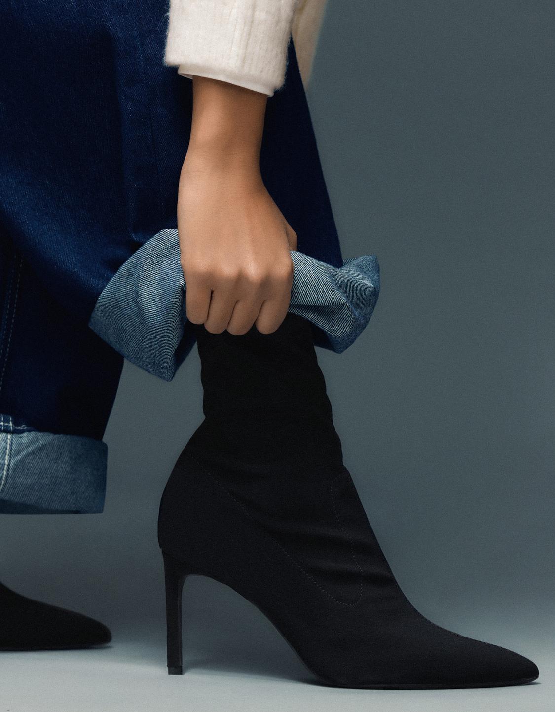 بوت برقبة للكاحل وكعب بدون أربطة