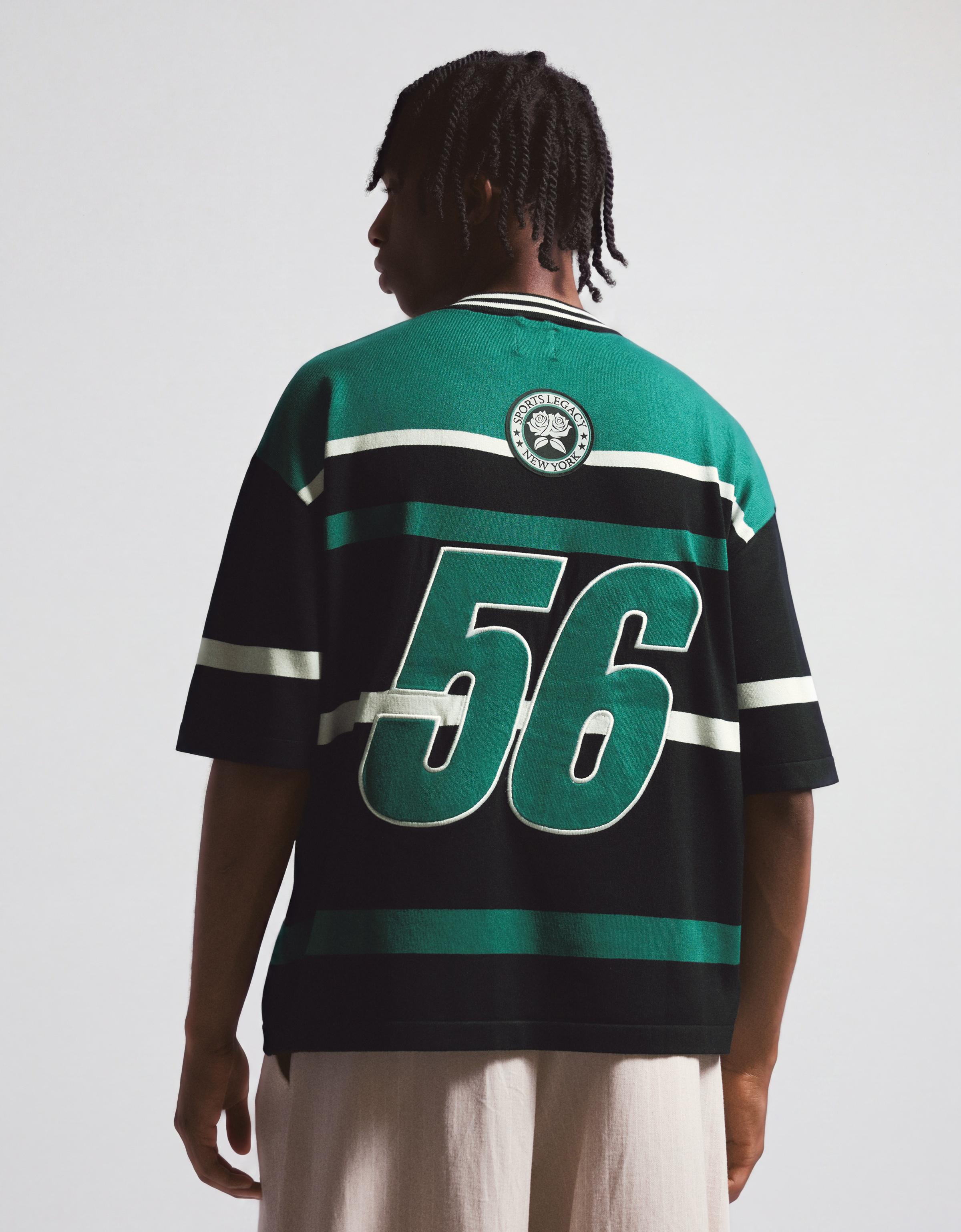 V-neck T-shirt with patch — Green