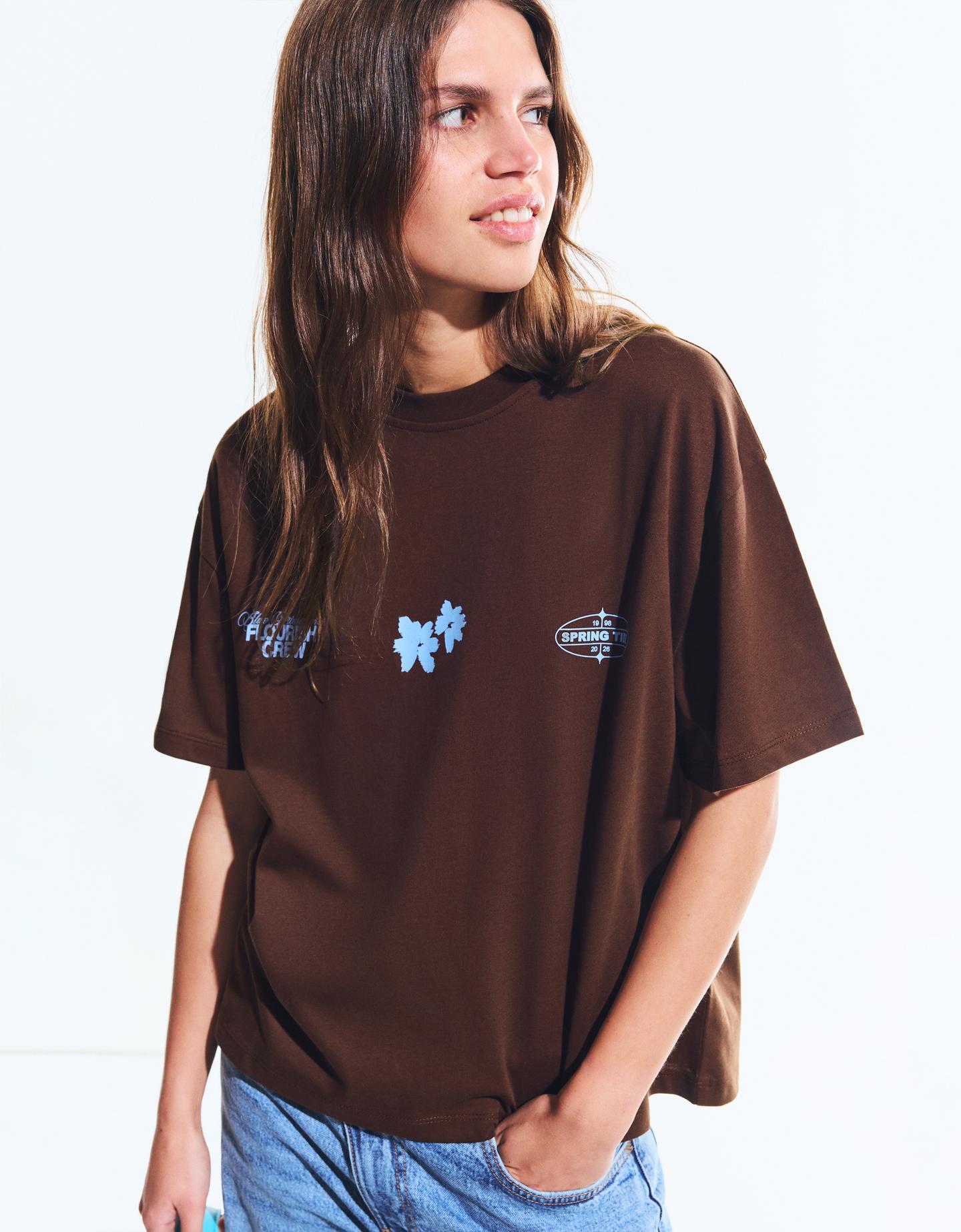 Bershka koszulka oversize z krótkim rękawem i nadrukiem brązowy