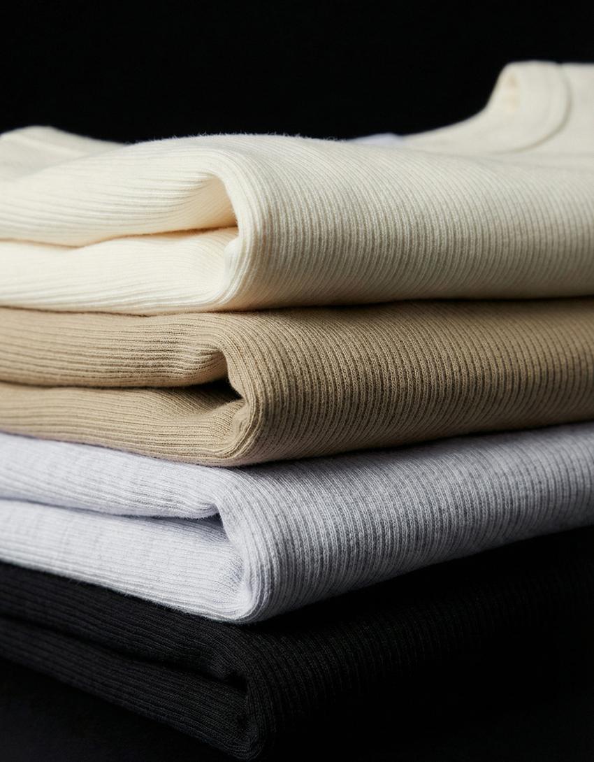 Geripptes Basic T-Shirt-Grbrochenes Weiss