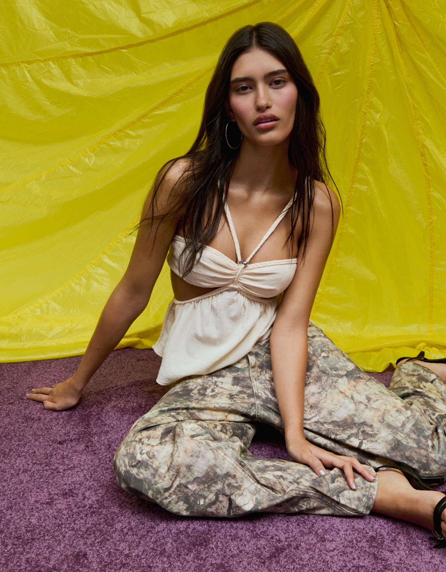 Bershka rustykalny top z wycięciem kremowy