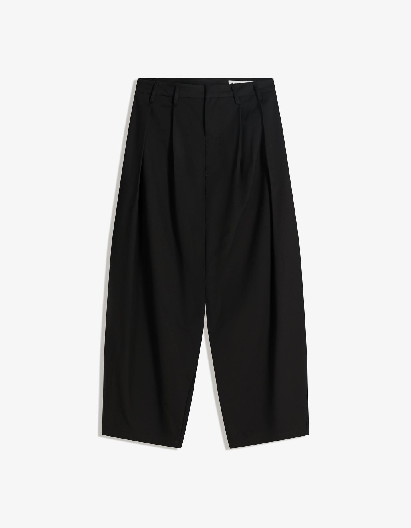 Bershka spodnie o kroju balloon tailoring z zakładkami czarny