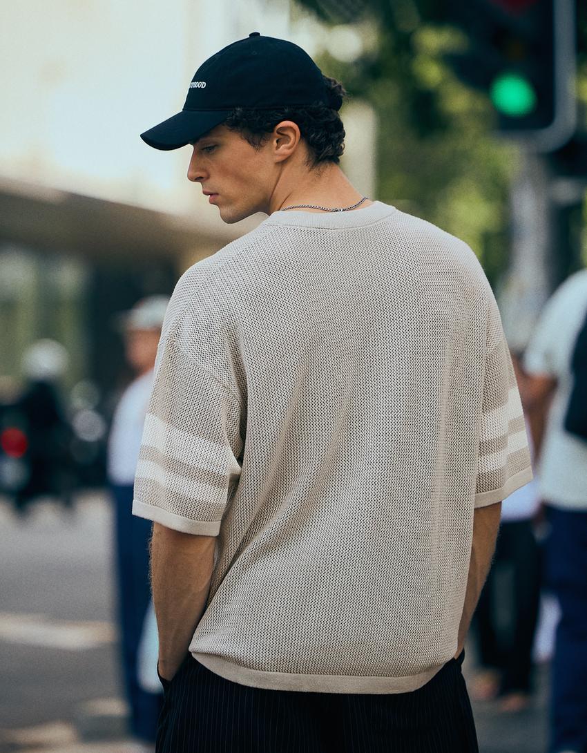 T-shirt col en V en mesh brodé-Gris