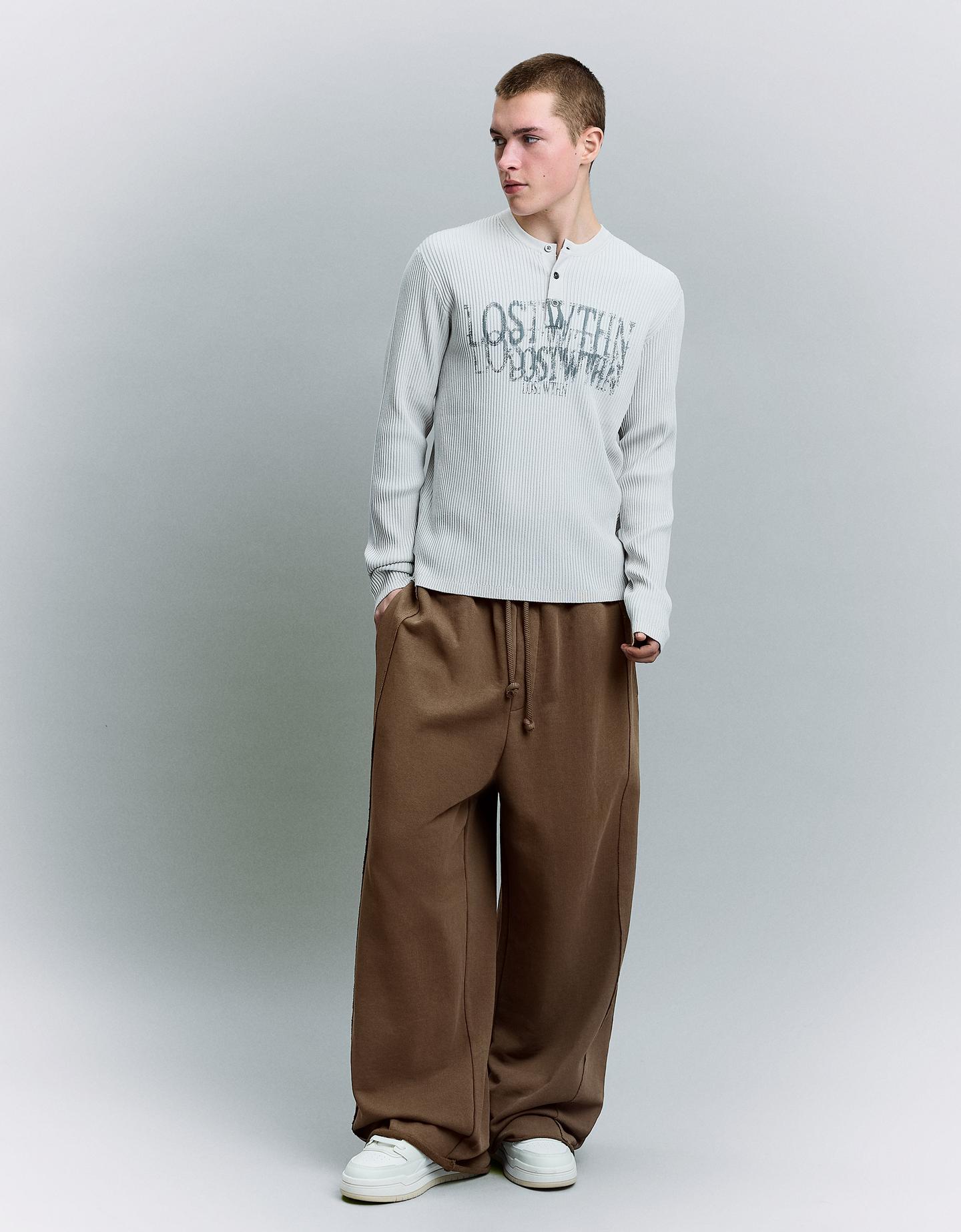 Bershka spodnie o kroju super baggy brązowy