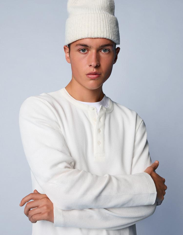 Long-sleeve slim-fit Henley collar T-shirt